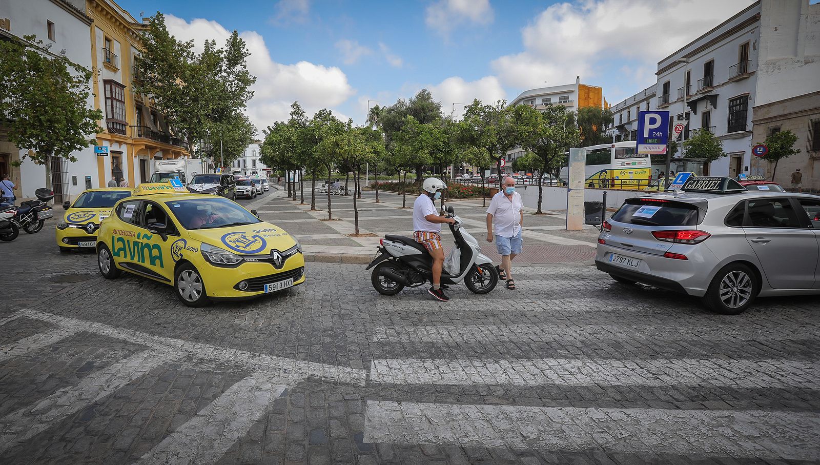 Imágenes de la caravana de protesta de las autoescuelas  por la falta de examinadores