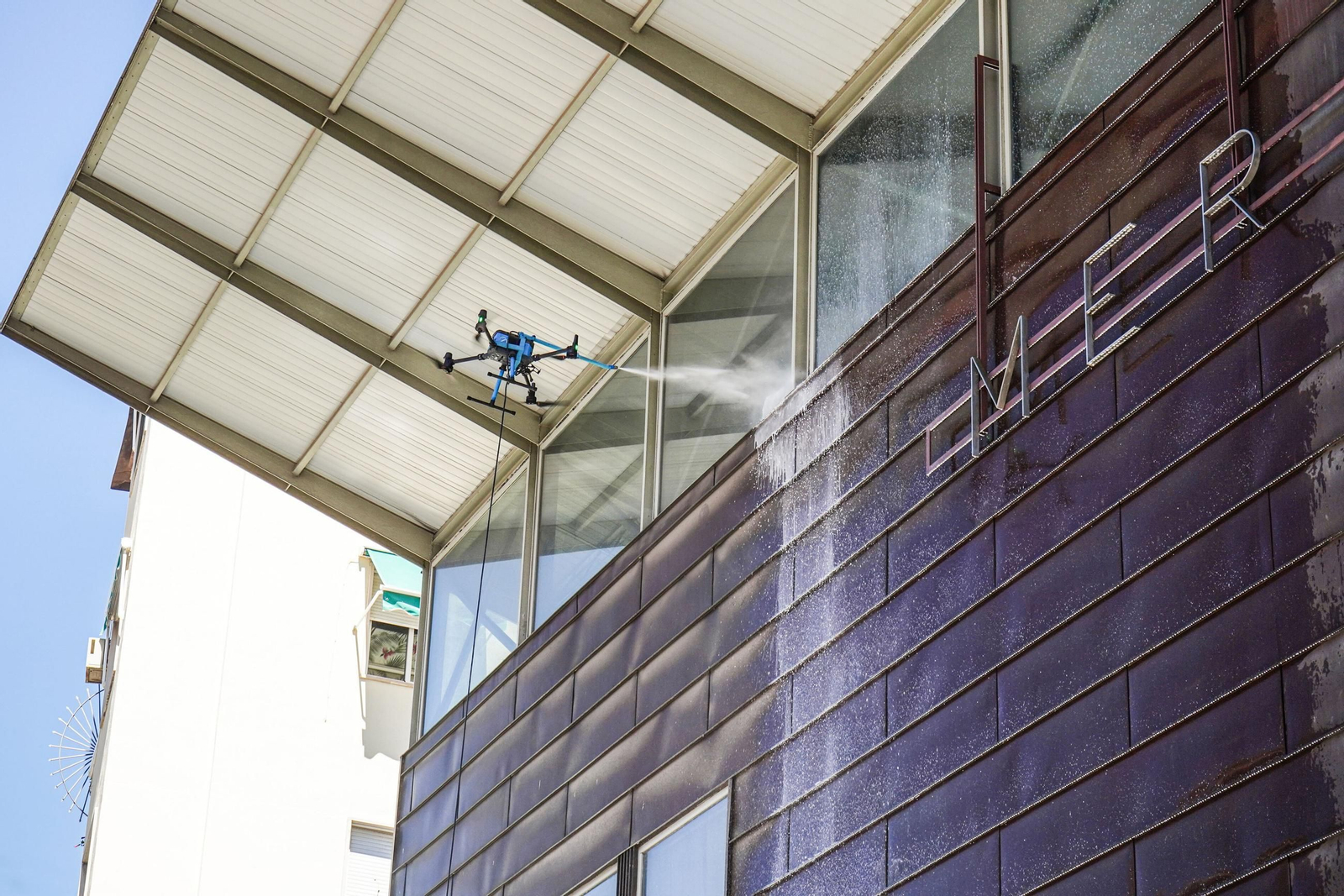 El Ayuntamiento presenta unos drones para la limpieza de fachadas