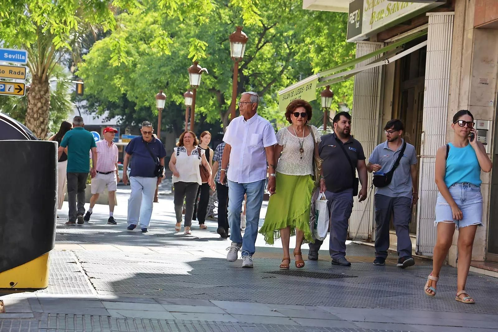 Varias personas en una de las calles de Huelva.