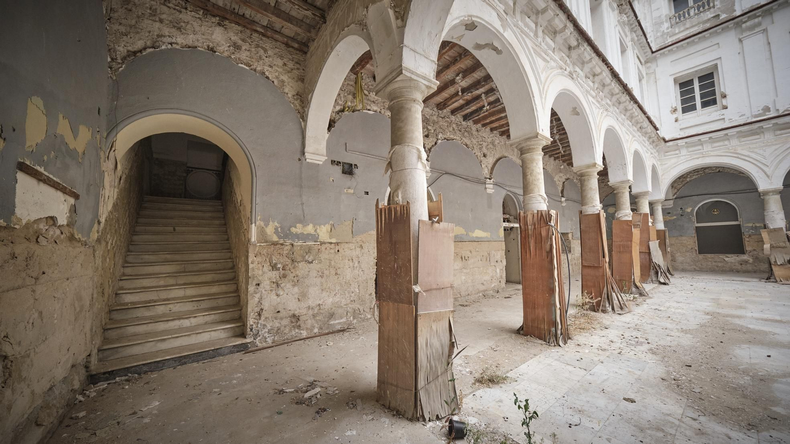 Interior del antiguo 'Instituto del Rosario' en Cádiz