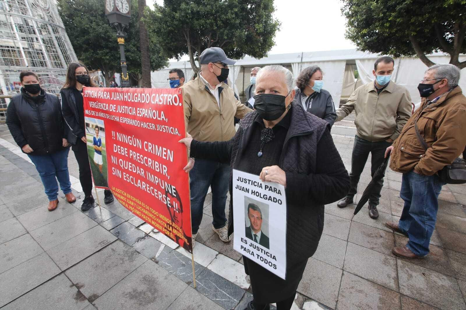 Antonia Castro con la foto de su hijo y la pancarta en la que reclama justicia en una imagen de archivo.