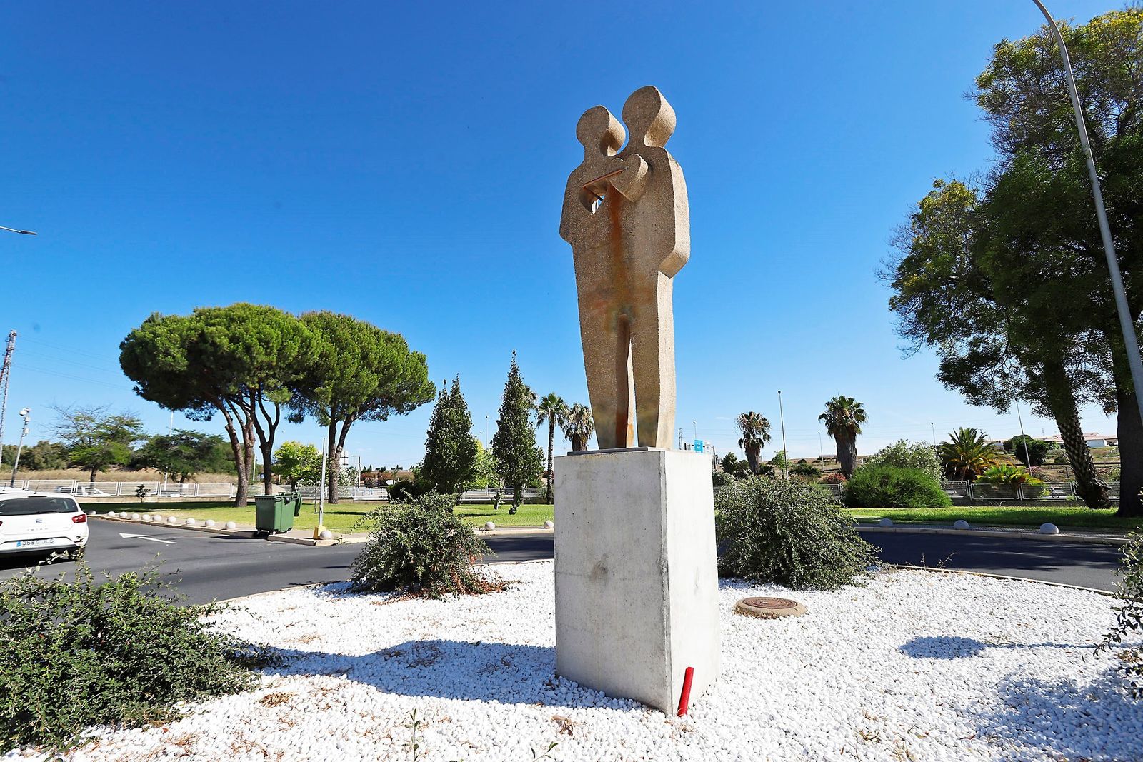 El monumento al Donante de Sangre de Huelva en el hospital Juan Ramón Jiménez.