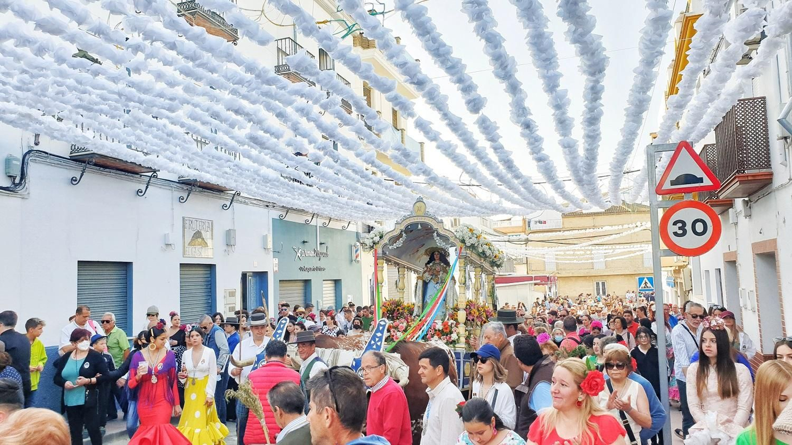 Las calles de Pruna engalanadas para la romería de la Pura y Limpia Concepción.