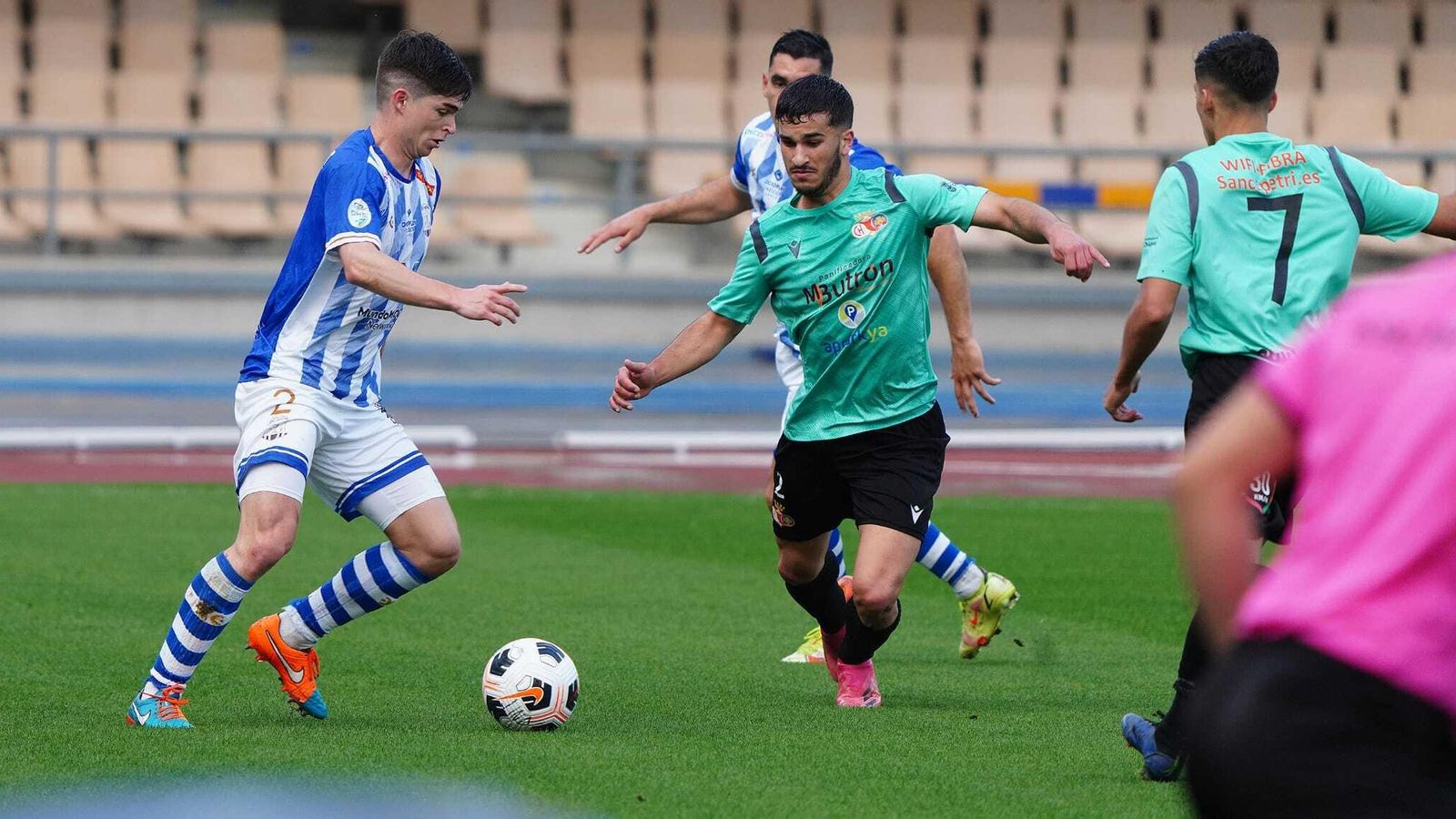 Velázquez comenzó el partido en la izquierda y lo terminó en la derecha.