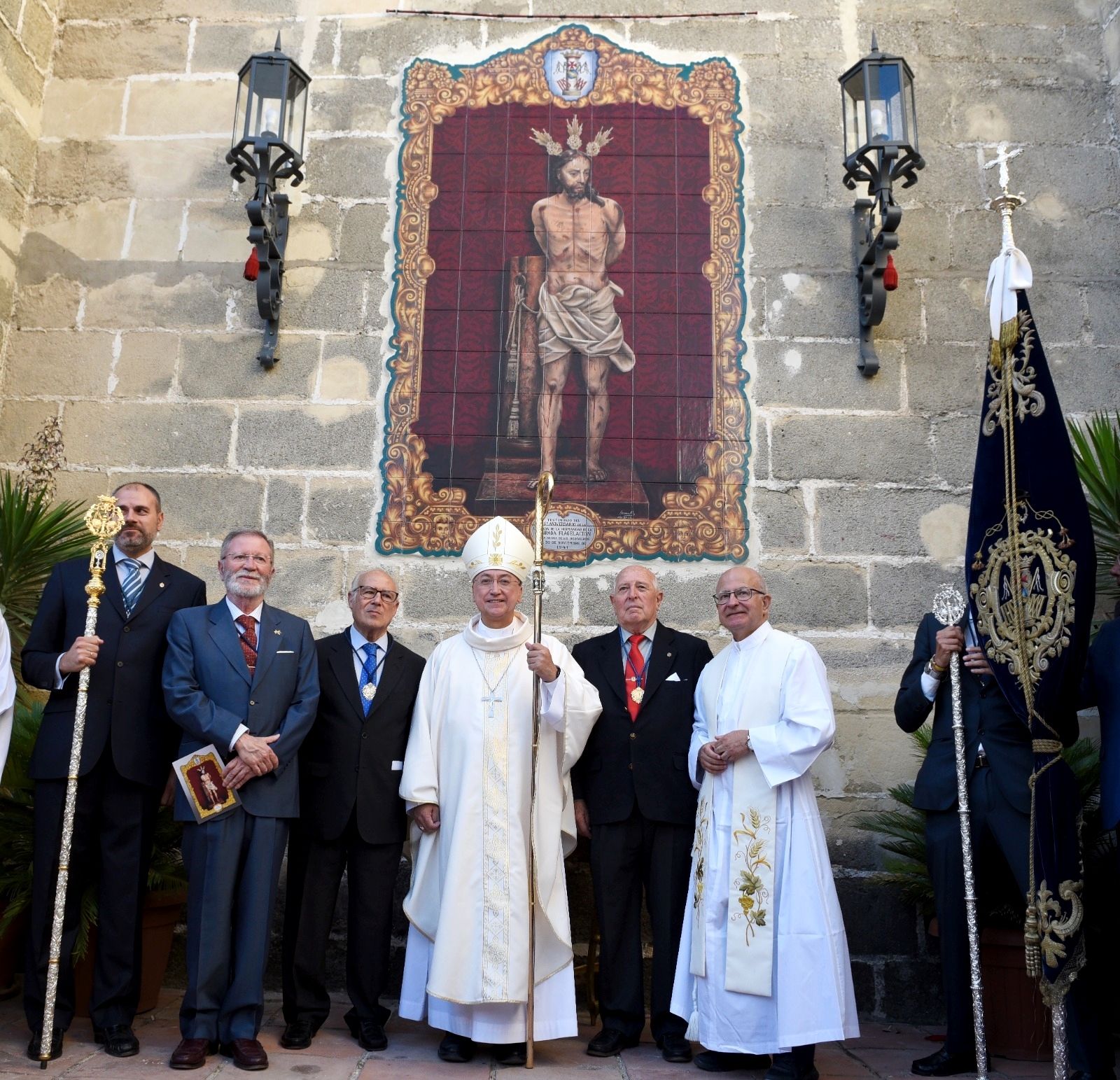 Foto de familia tras la bendición del azulejo de la Sagrada Flagelación en los Descalzos.