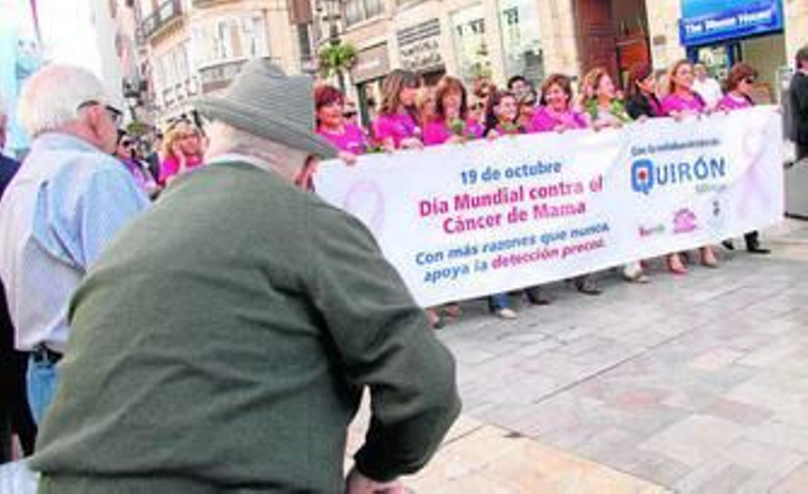 Una marcha contra el cáncer de mama recorre las calles de Málaga.
