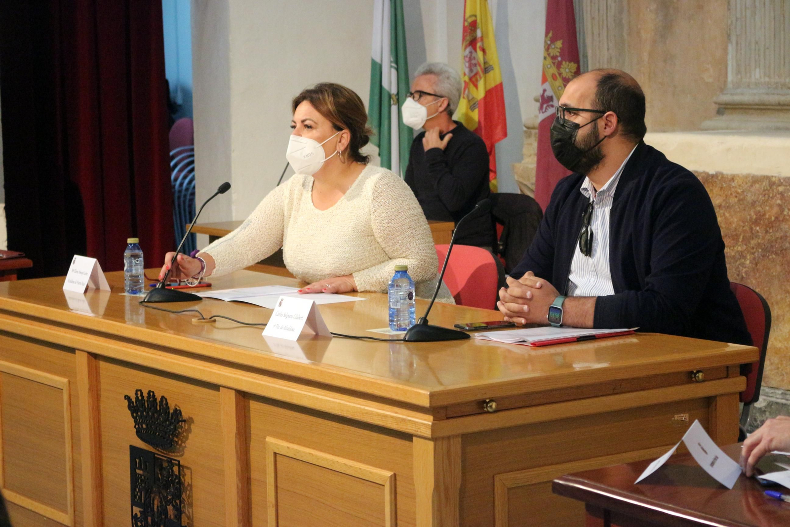 La alcaldesa, Elena Amaya, junto a Carlos Salguero en el pleno del Ayuntamiento