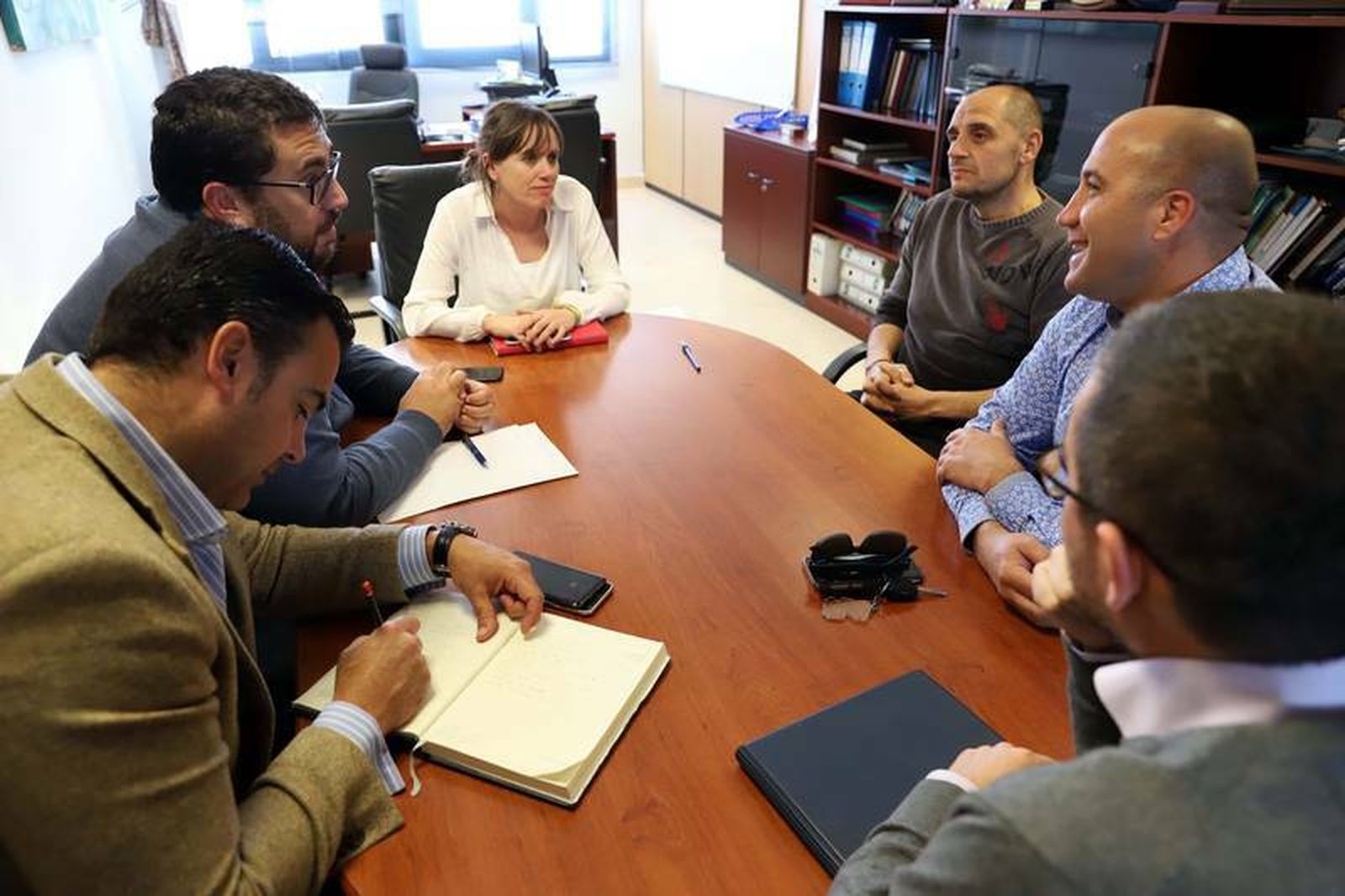 Laura Álvarez y Jaime Armario, con los directivos del CW Jerez durante la reunión.