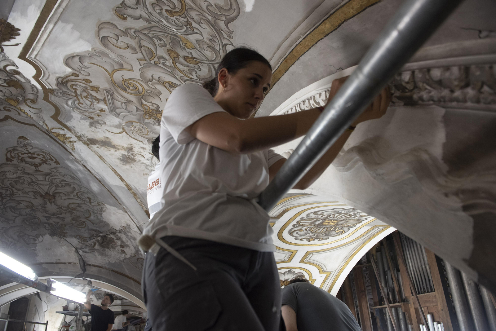 Todas las imágenes de la restauración de las pinturas en la Parroquia de la Magdalena