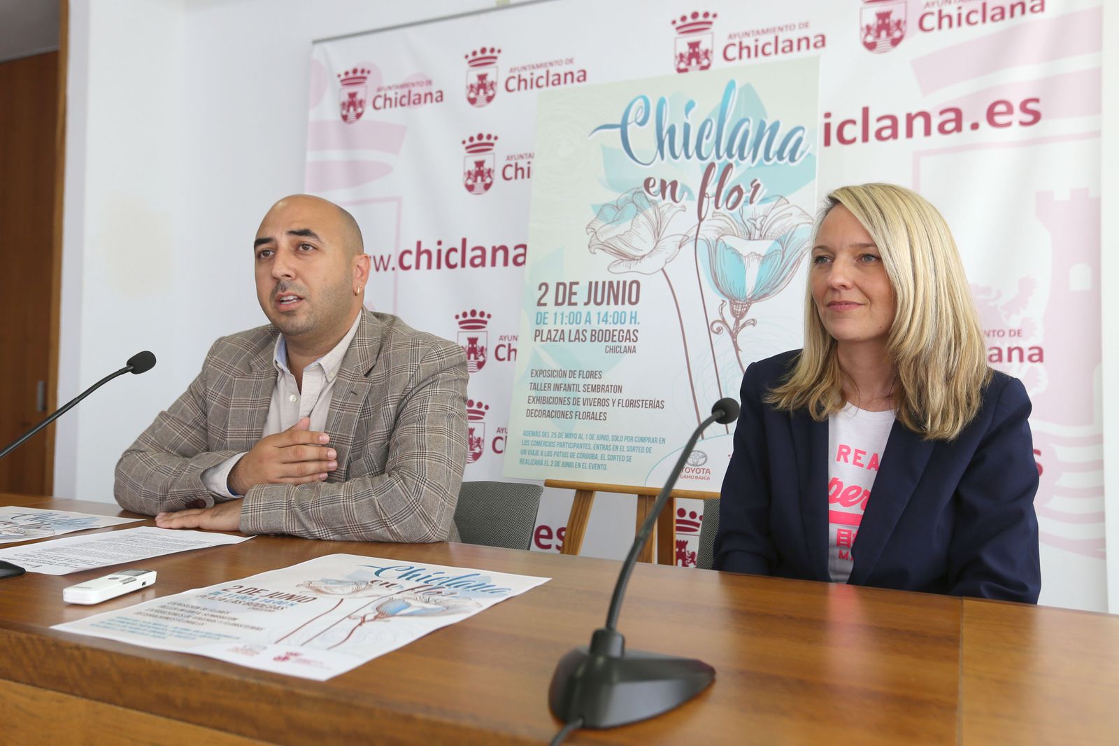 El edil Adrián Sánchez con Araceli Venegas, representante de la empresa Gestoflor.