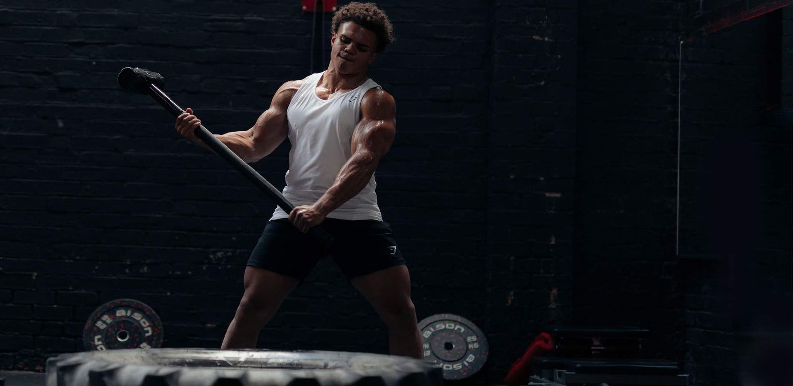 Un usuario incansable en un gimnasio