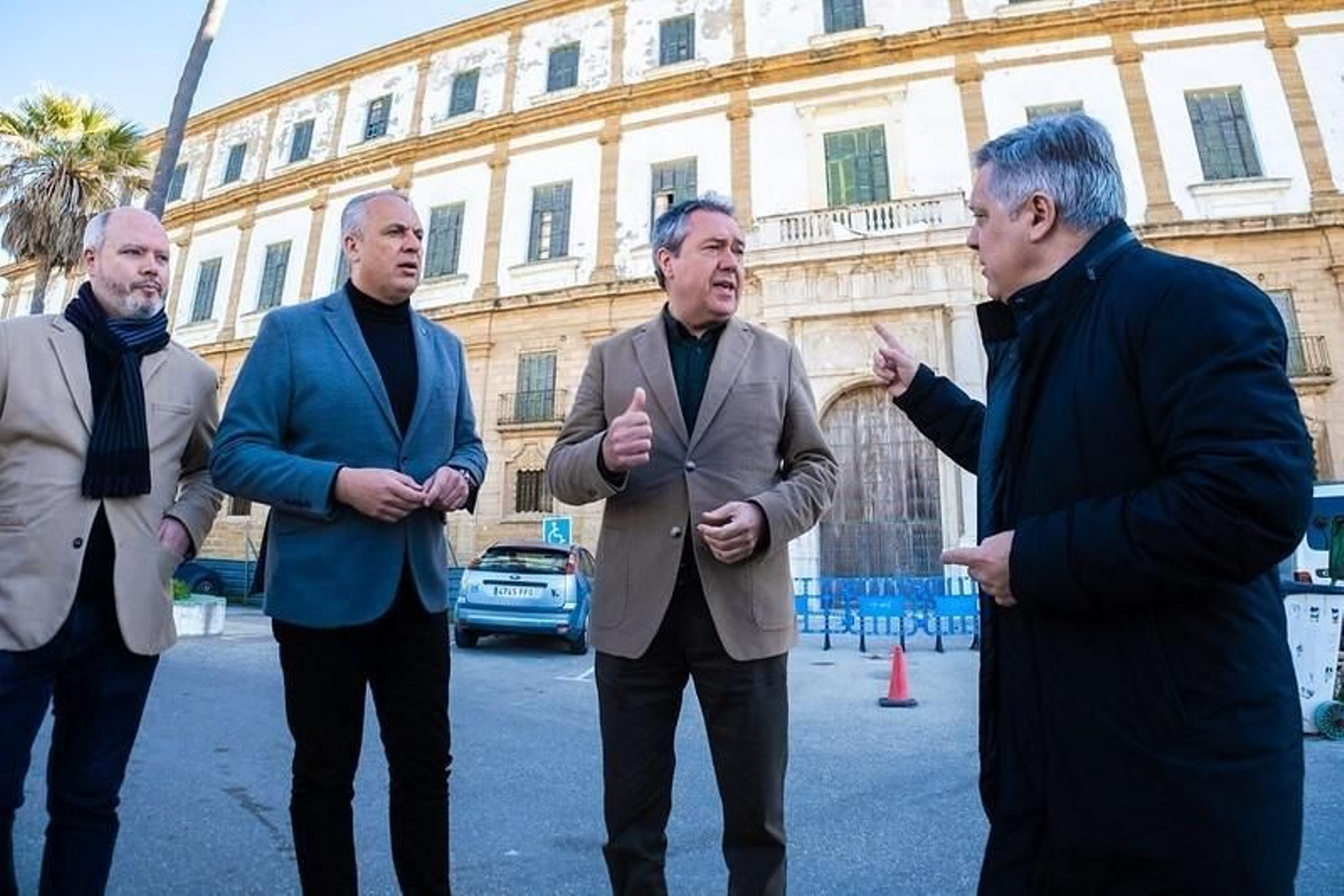Juan  Carlos Ruiz Boix, junto a los también socialistas Juan Espadas, José Ramón Ortega y Óscar Torres, en Valcárcel.