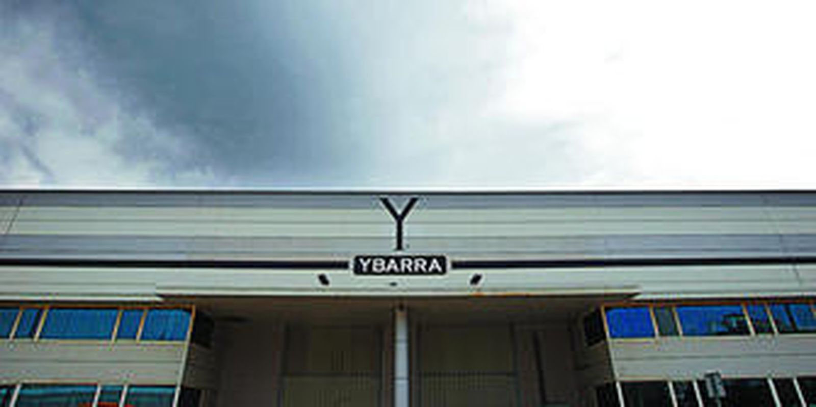 Fachada de la planta de Ybarra Gourmet en el recinto interior de Zona Franca de la capital.