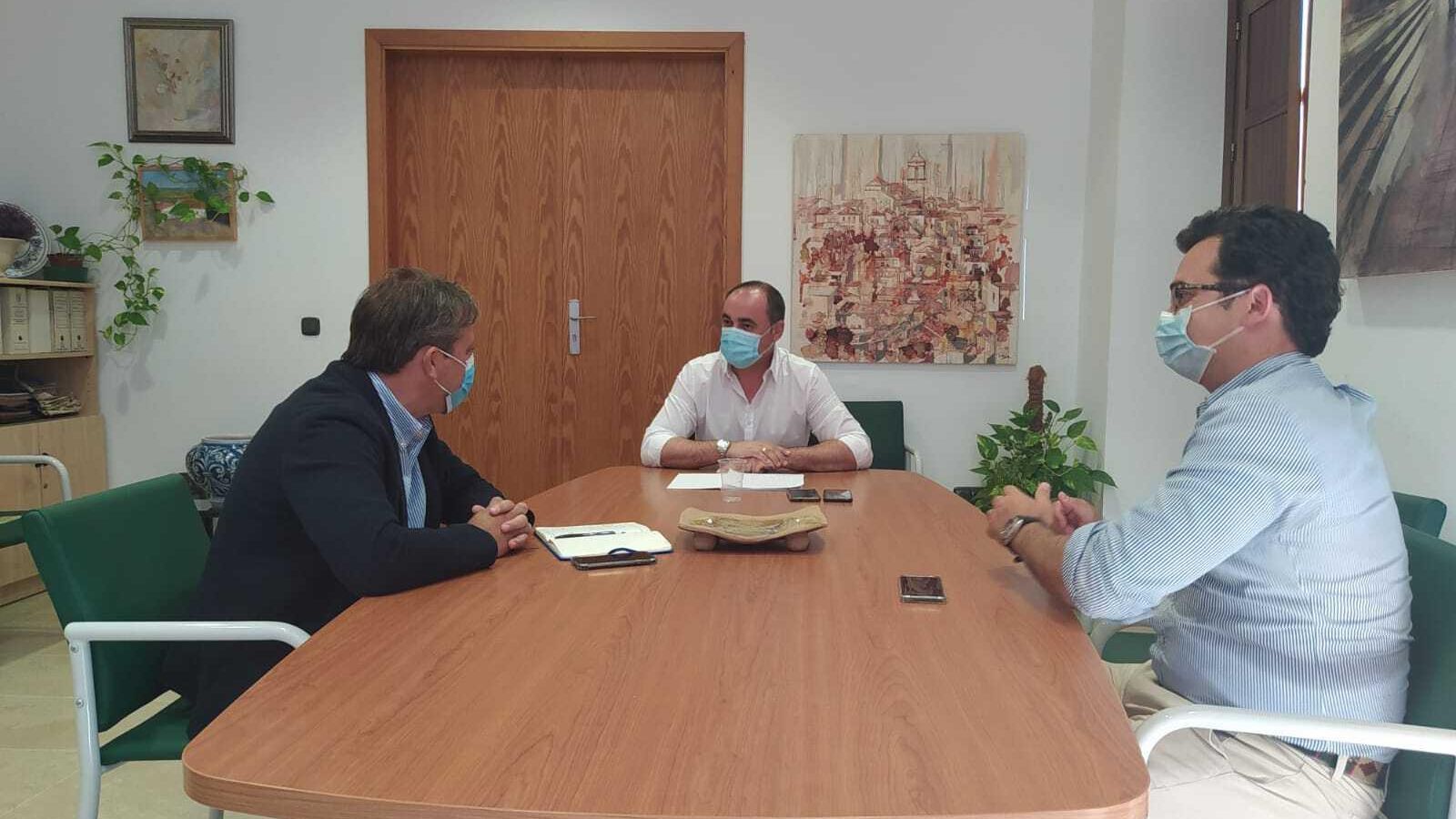 El alcalde de Castiblanco, José Manuel Carballar, con el responsable territorial de Iberdrola en Andalucía, Luis Martín, y del proyecto, Rufino Mohedas, el pasado lunes.