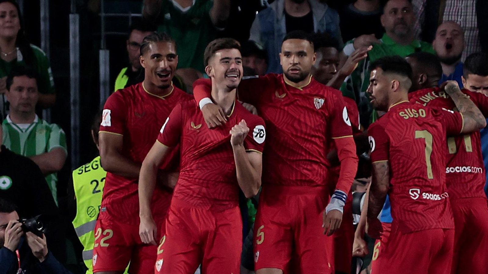 Kike Salas, abrazado por En-Nesyri tras marcar en el derbi.