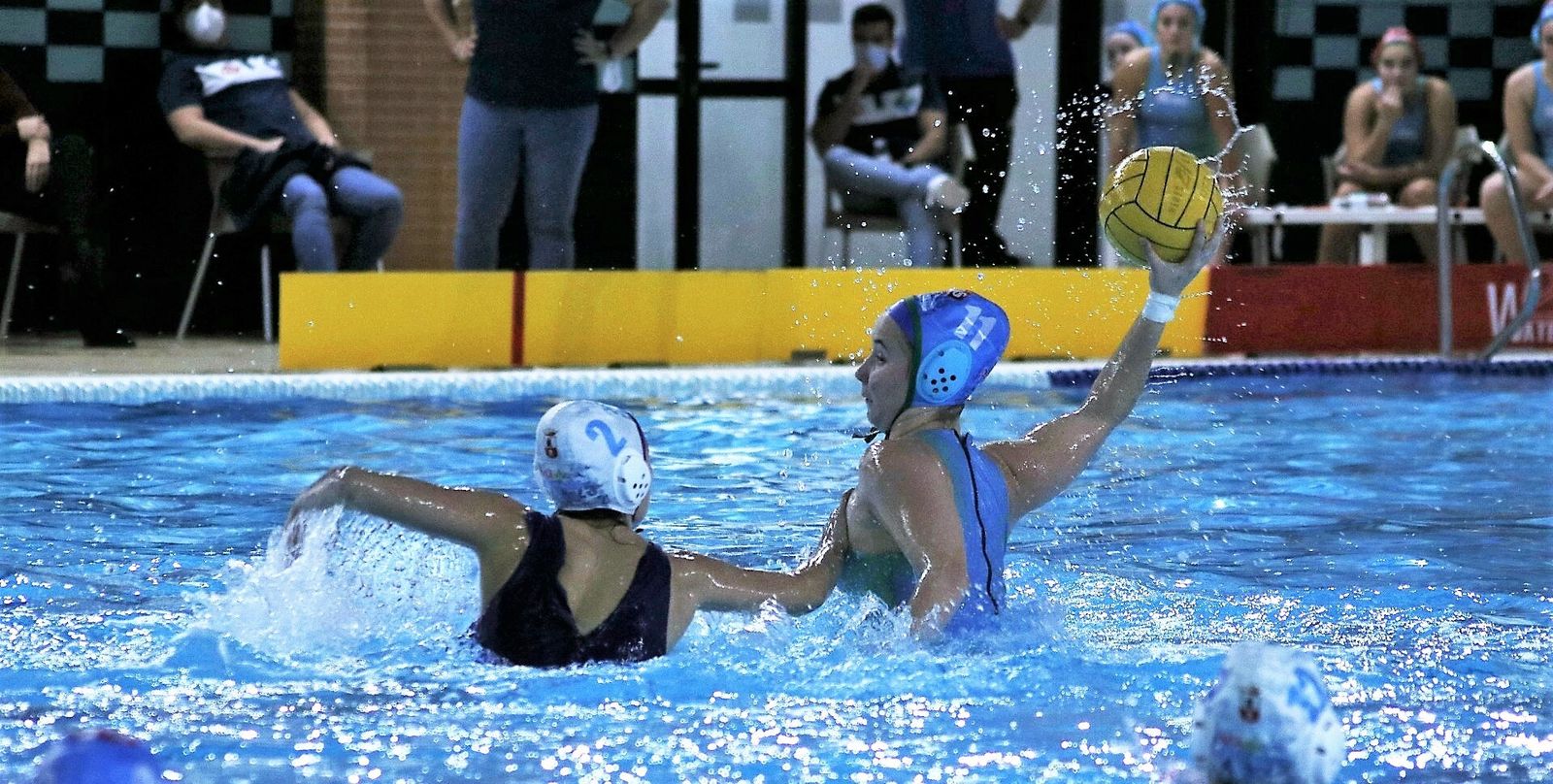 Lucía Medinilla realiza un lanzamiento para el Dos Hermanas PQS.