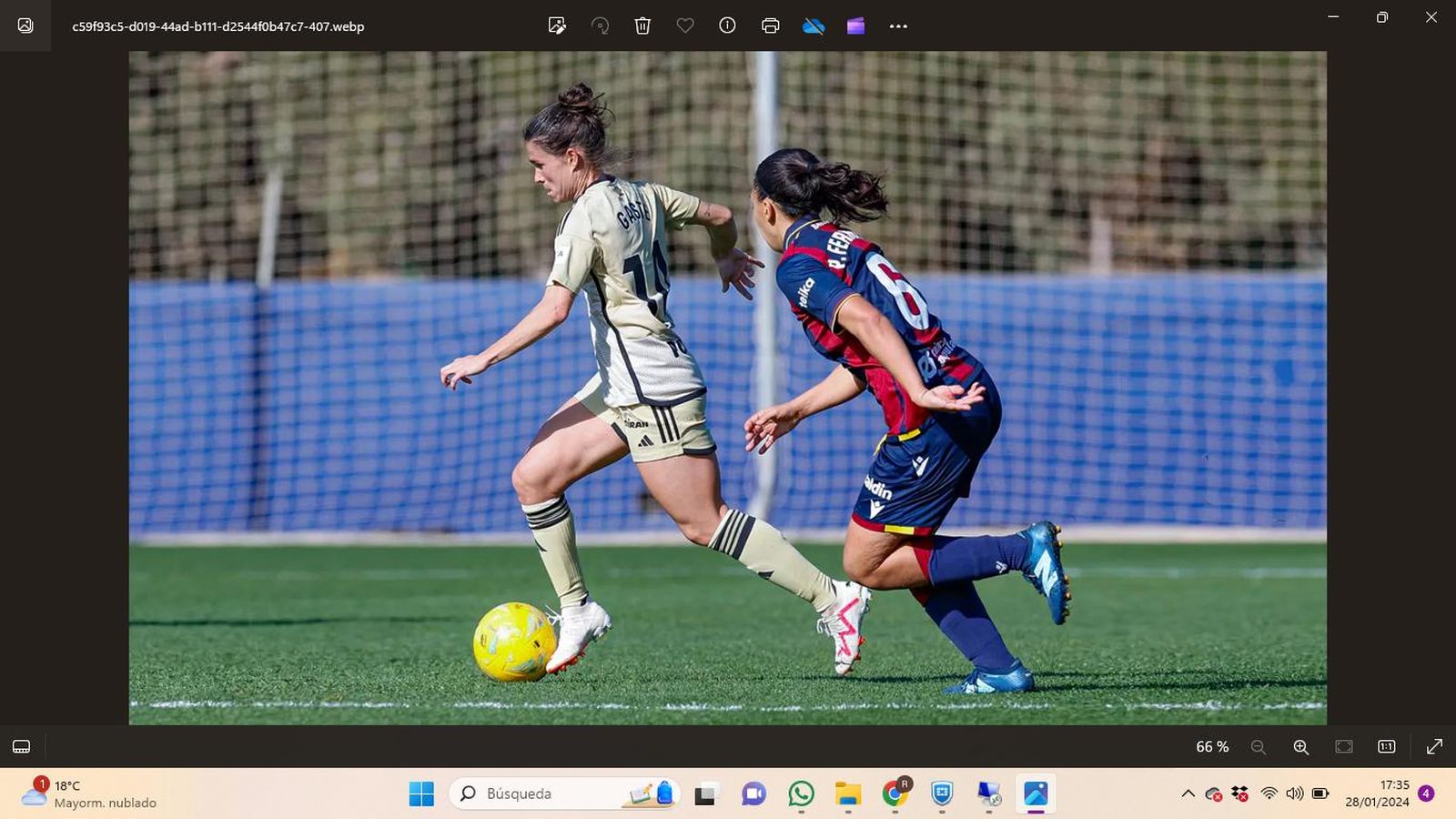 Itziar Gaste conduce el balón durante el encuentro