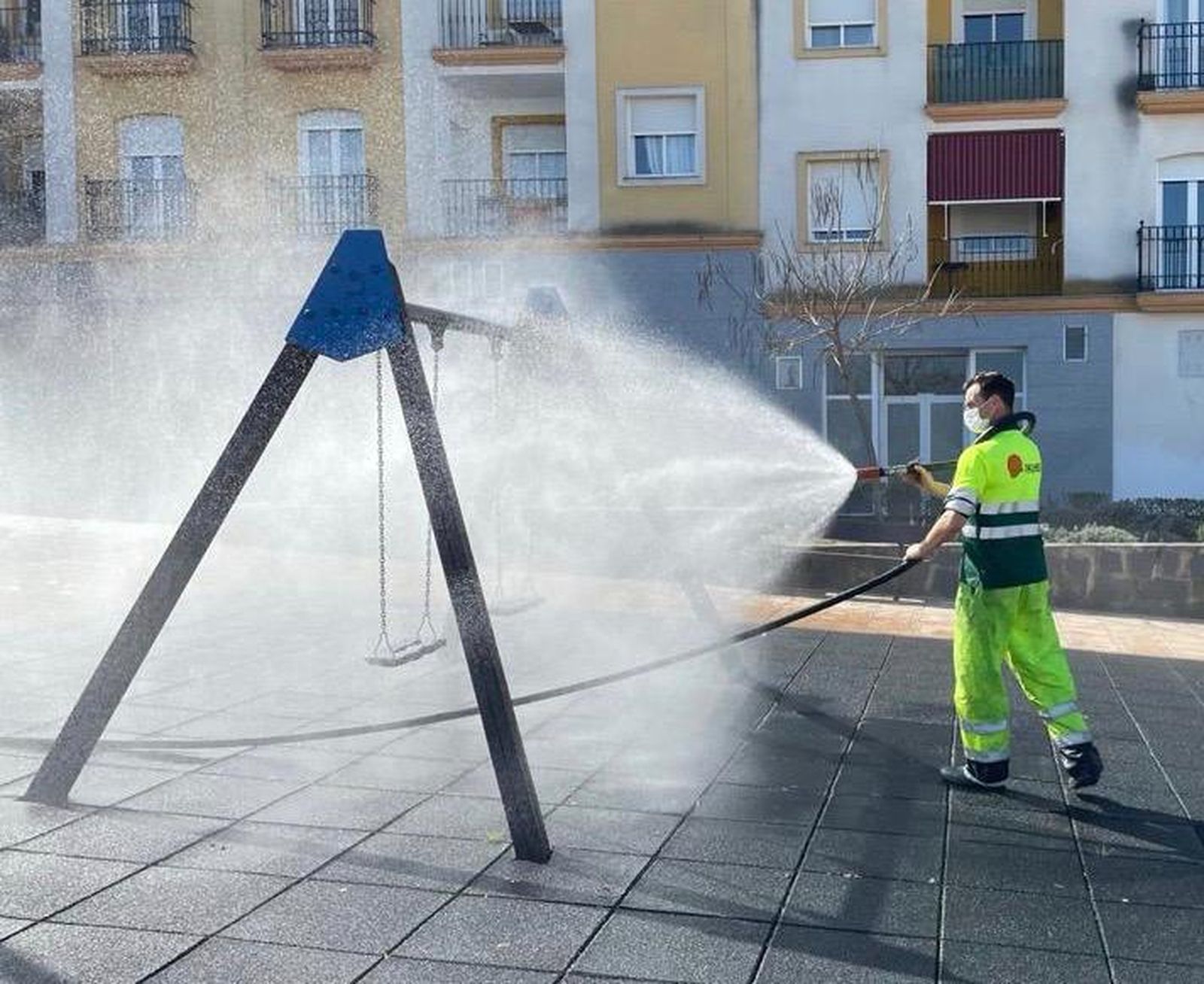 Desinfección de un parque infantil de Pozoblanco.
