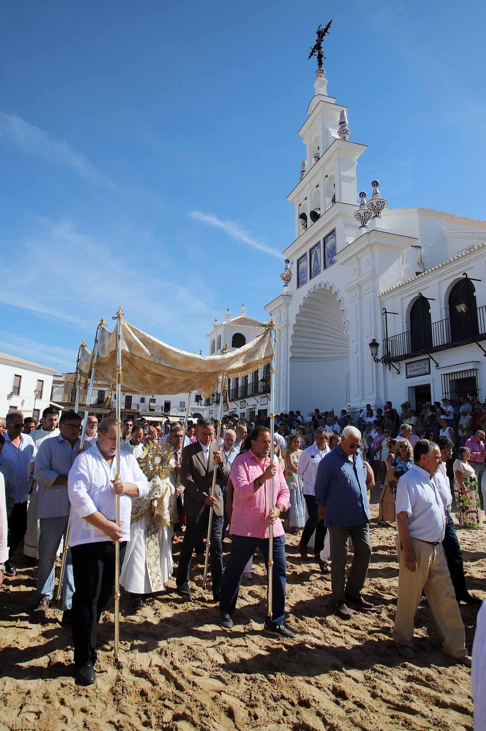 Imágenes de la procesión eucarística y solemne Función del Voto en El Rocío Chico