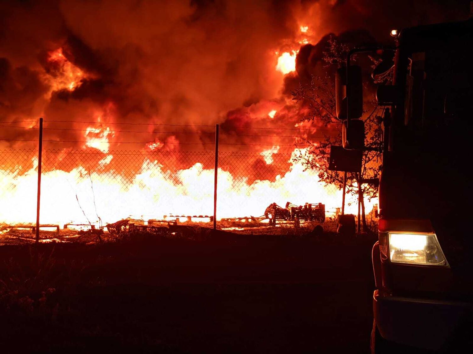 Imágenes del incendio en el Camino de la Romería de Cartaya