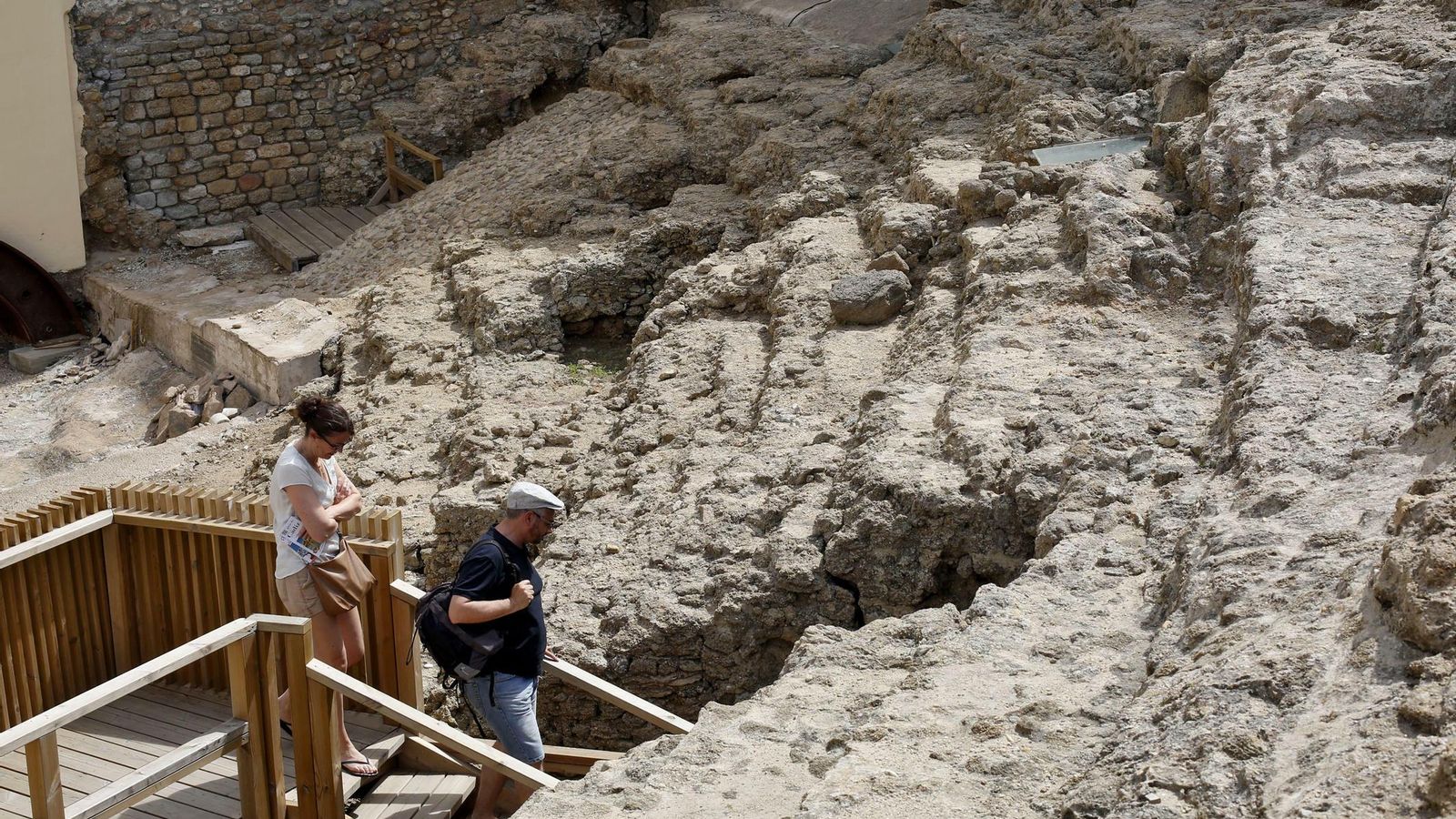 Dos turistas en el Teatro Romano de Cádiz