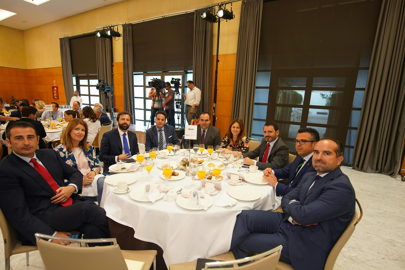 Las imágenes del desayuno-coloquio con Isabel García Tejerina