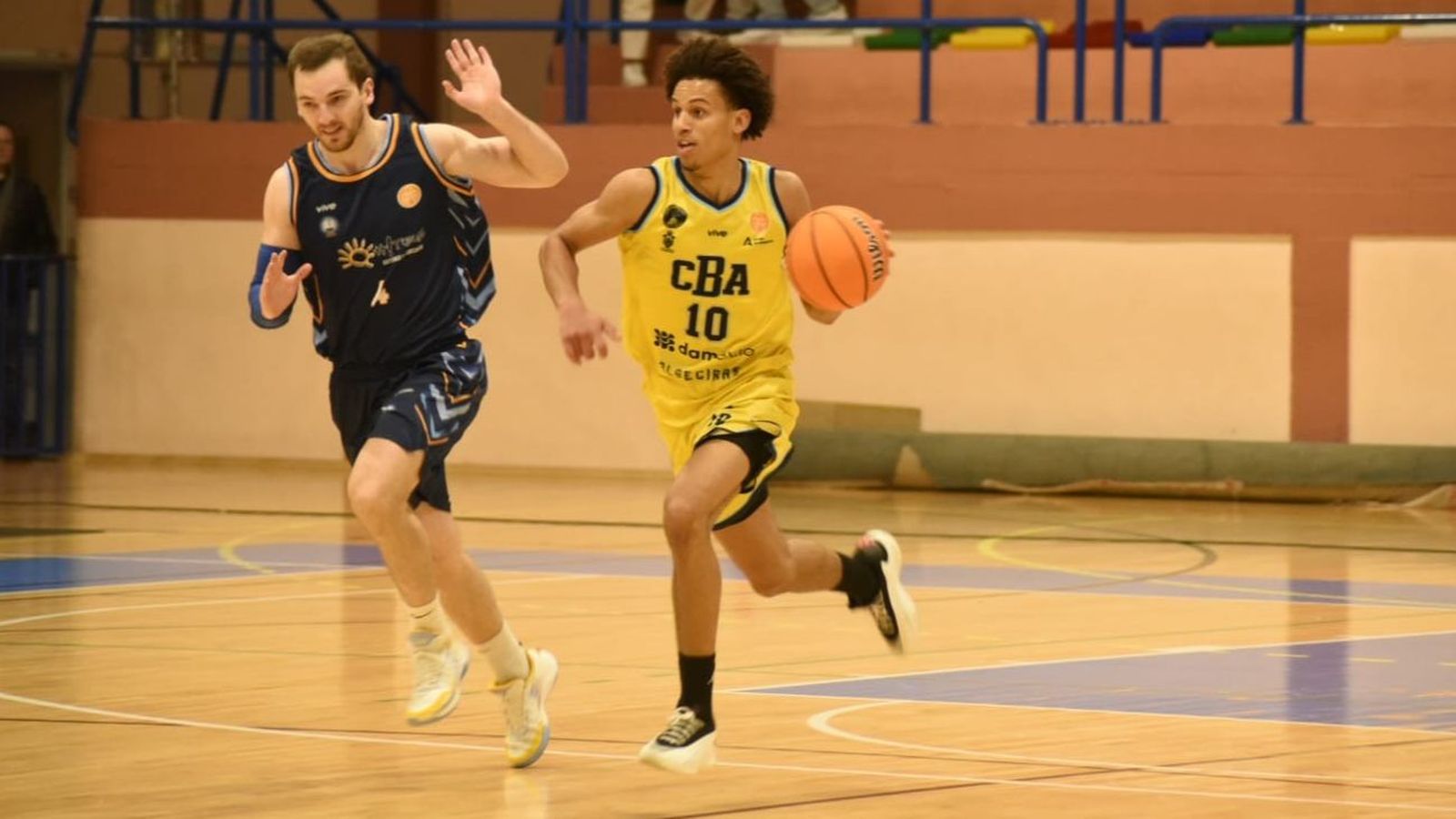 Nernard Edokpayi comienza un ataque del CB Algeciras, perseguido por Leandro Furlán