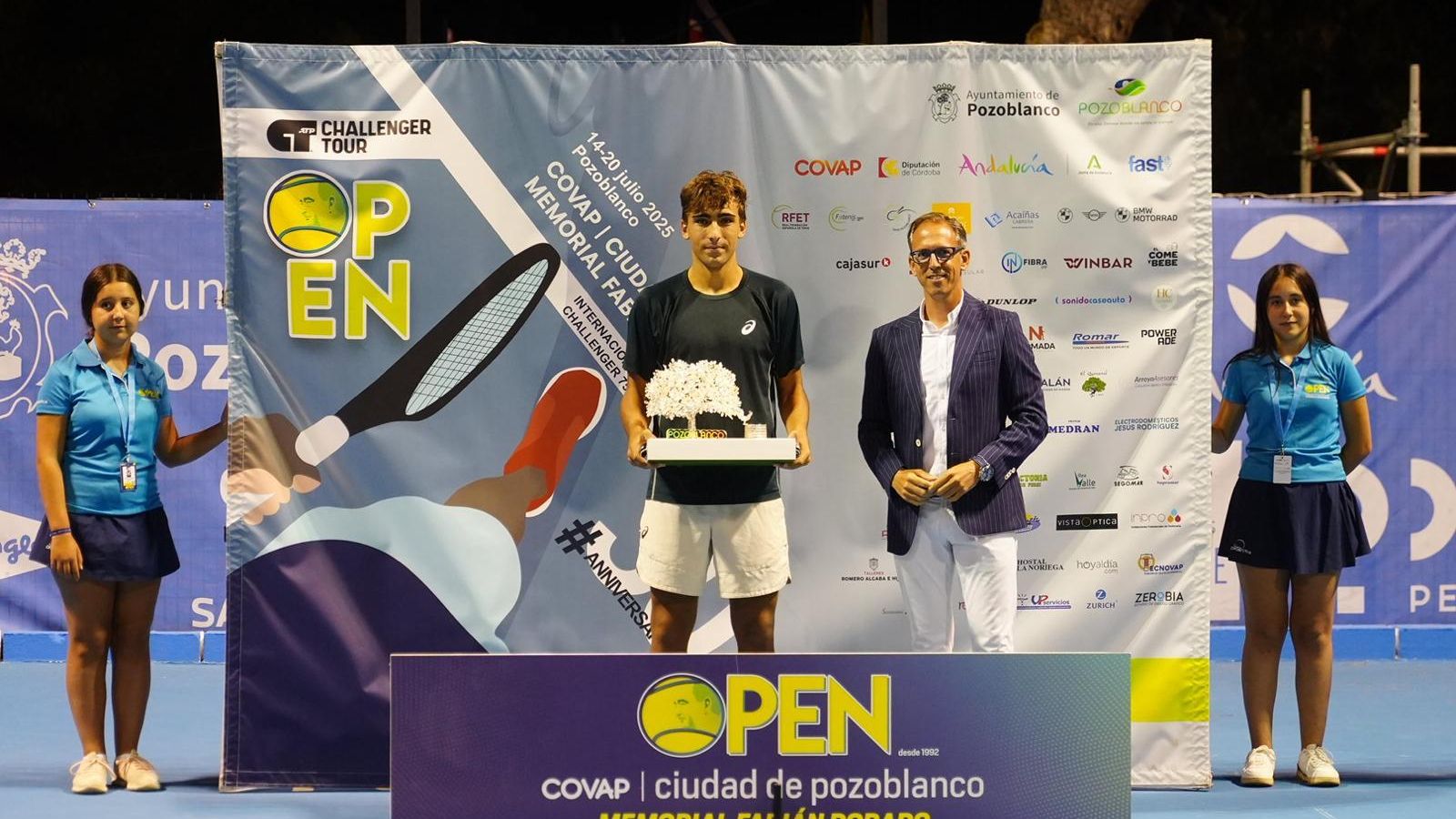 Mérida posa junto al alcalde de Pozoblanco, Santiago Cabello.