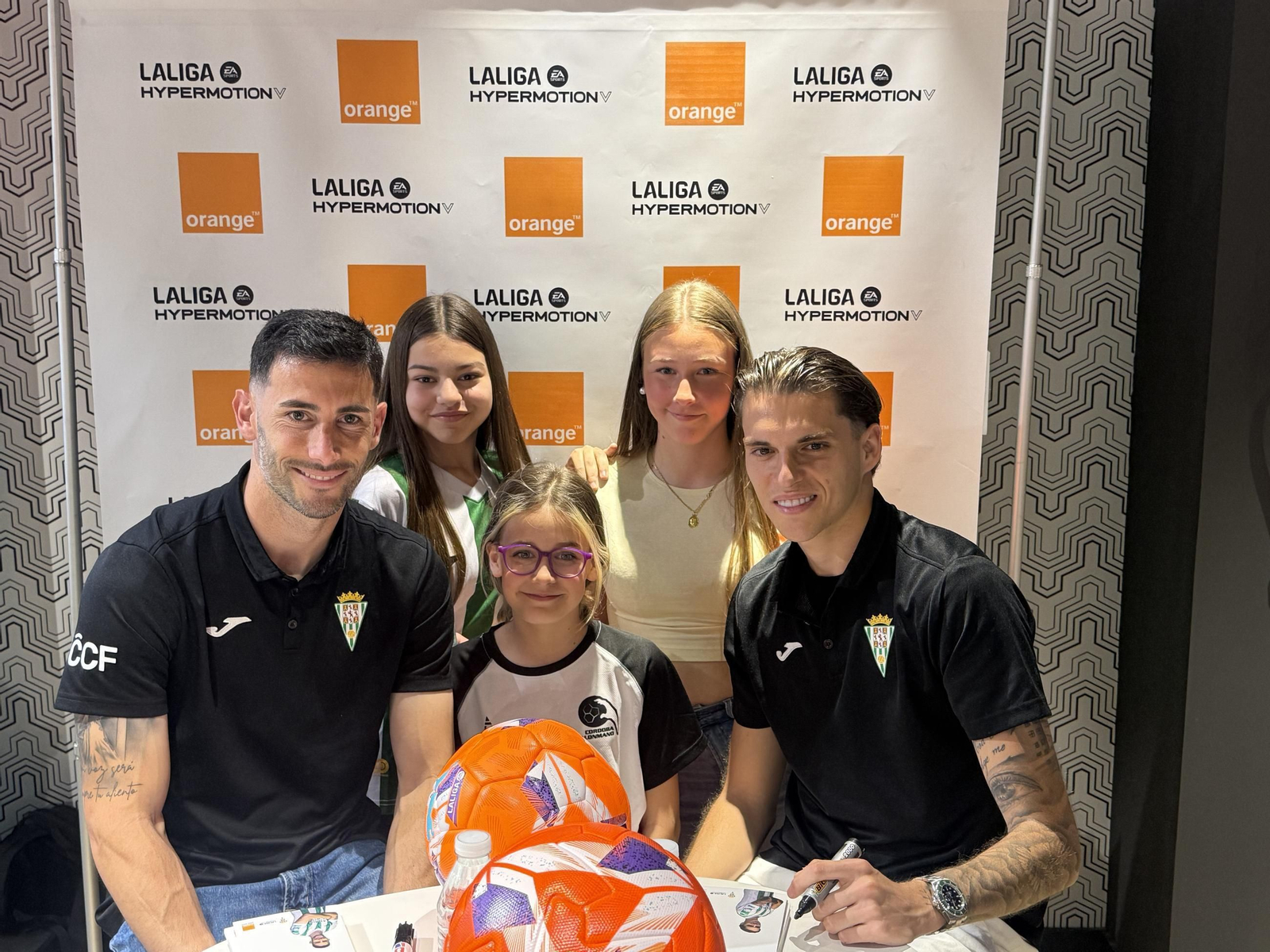 La afición del Córdoba CF enloquece con Álex Sala y Albarrán en el centro de la ciudad