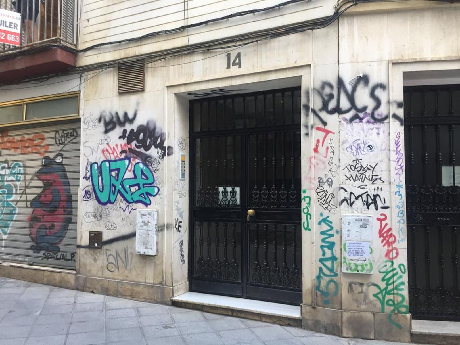 El PP denuncia la "degradación de un casco histórico, inundado de pintadas"