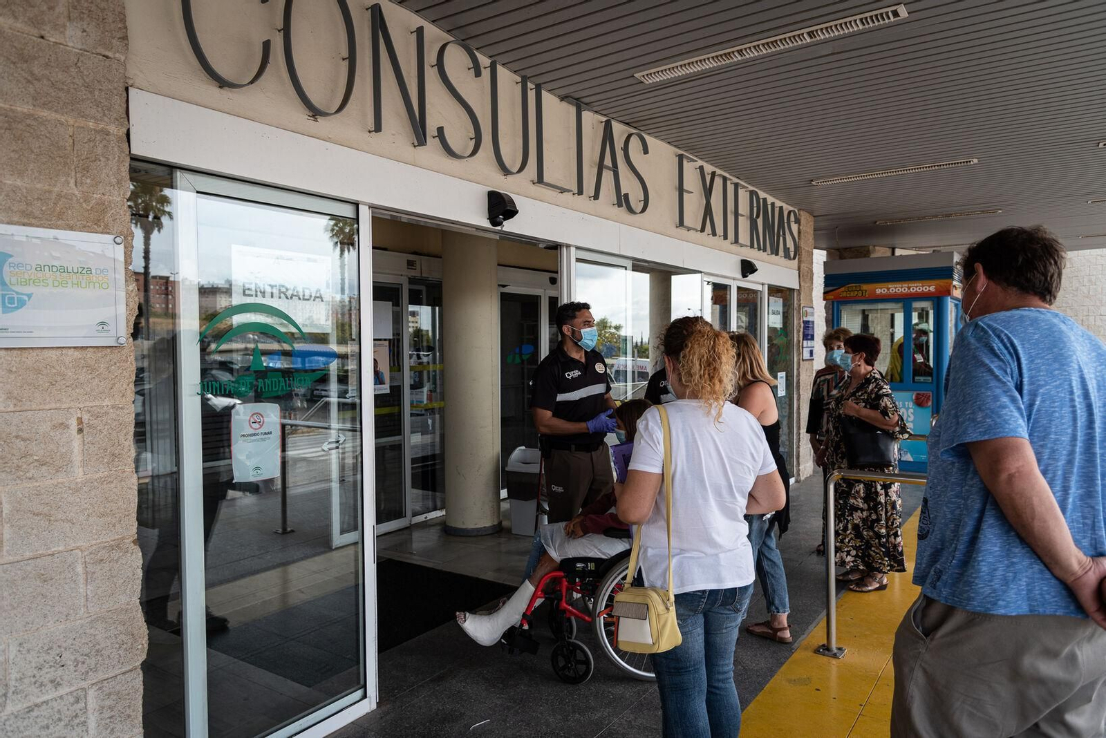 Puerta de consultas externas del hospital Juan Ramón Jiménez.