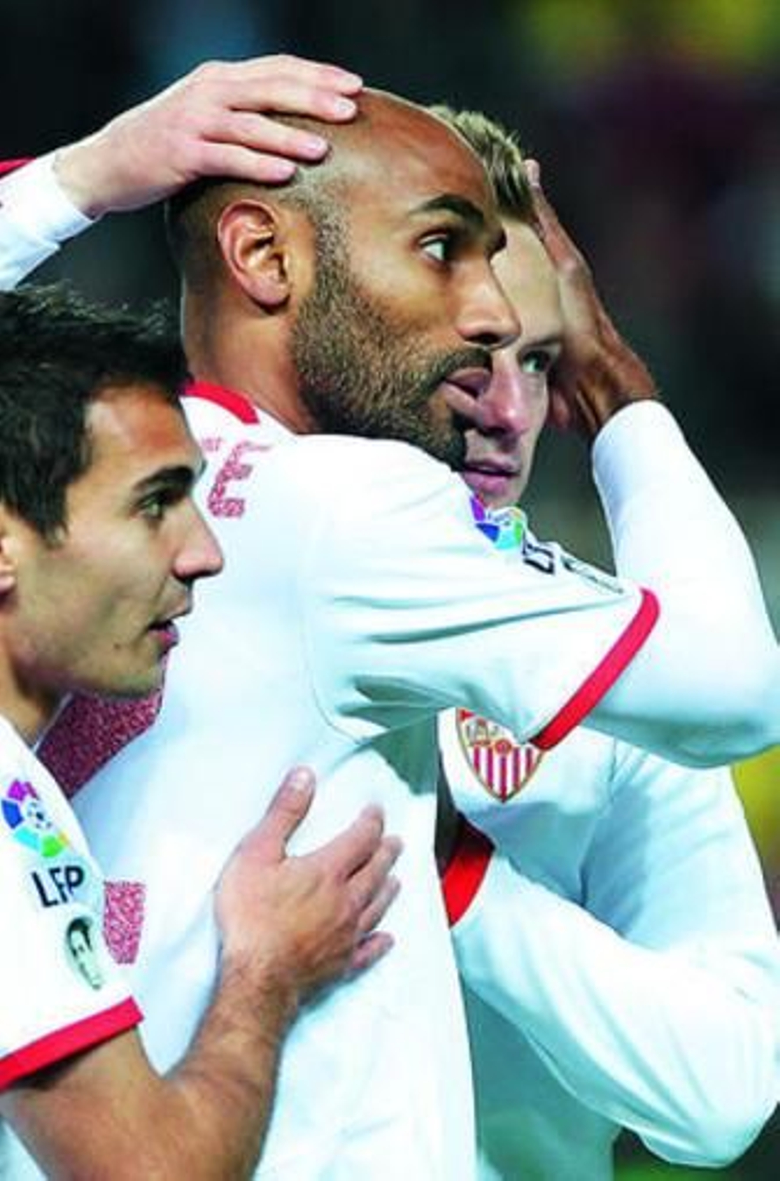 Kanouté, goleador del Sevilla, felicitado por Rakitik y Armenteros.