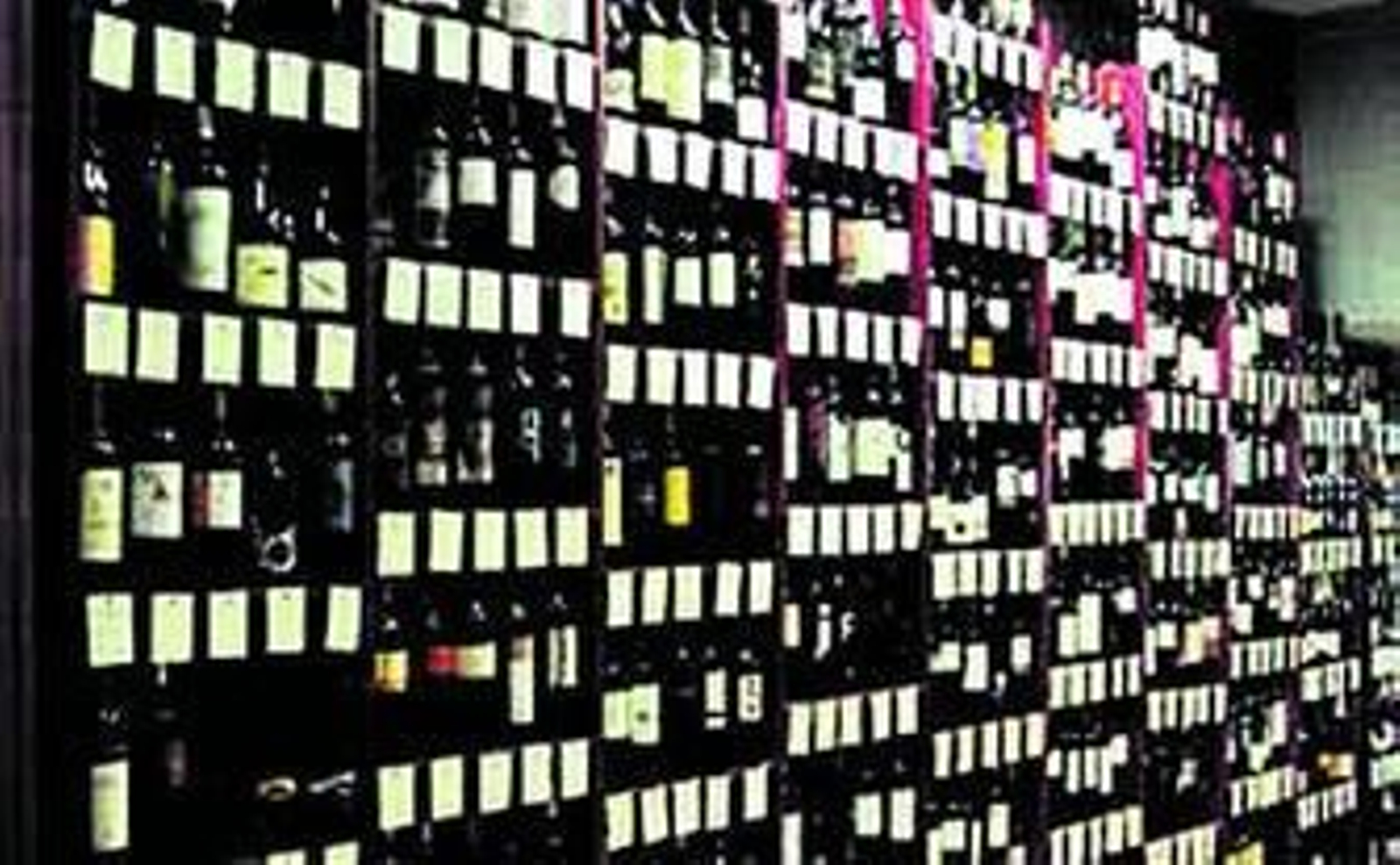 1. En los lineales de los supermercados se encuentra cada vez más diversidad de vinos en precios y origen. Conviene mirar con detalle para acceder a las mejores oportunidades. 2. Guía Alicia Estrada  con los 100 mejores vinos por menos de diez euros. 3. Algunos productores han denunciado la venta a pérdidas.