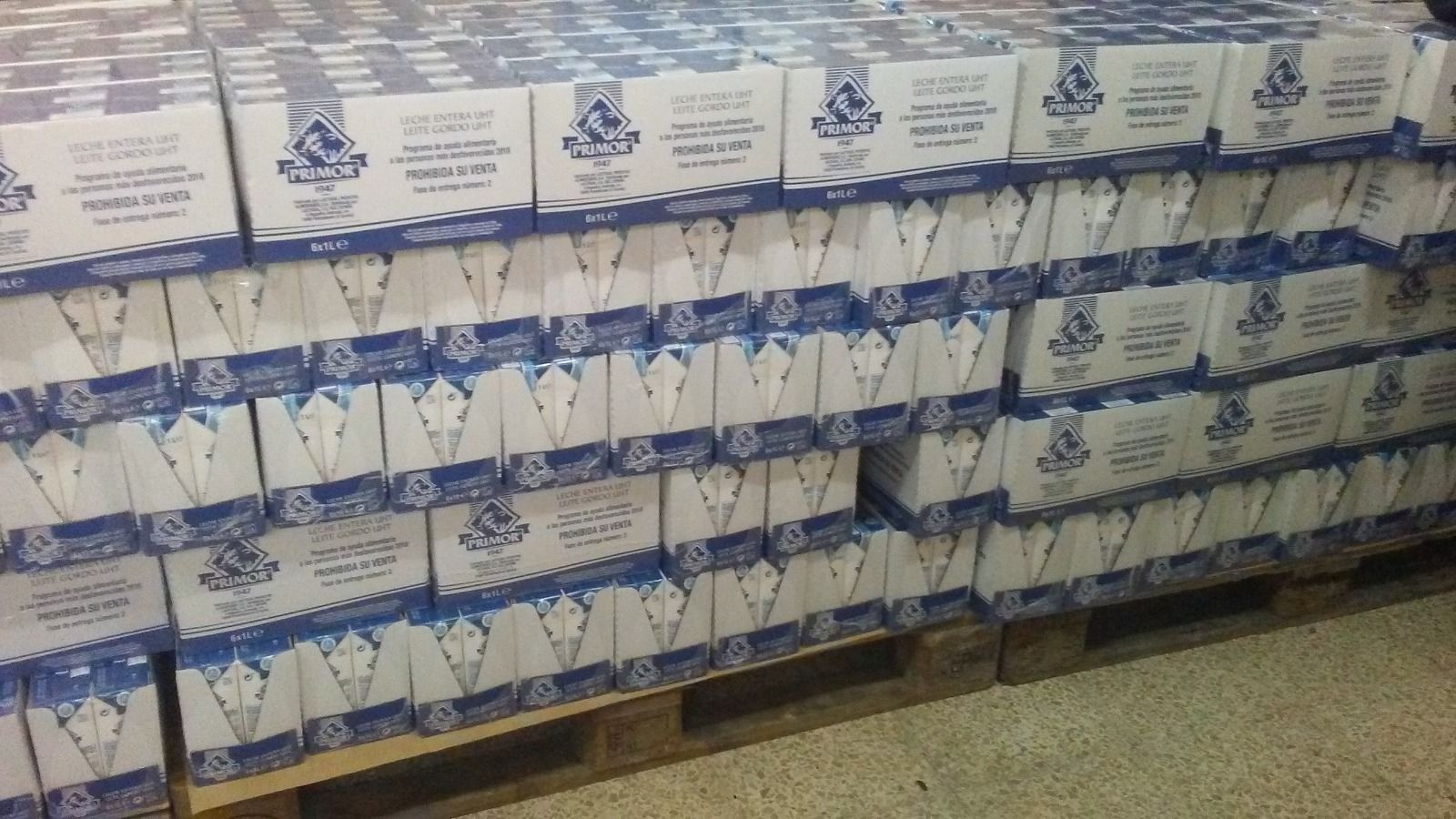 La Asociación CAMAR acumula cajas de leche a la espera de poder repartirlas