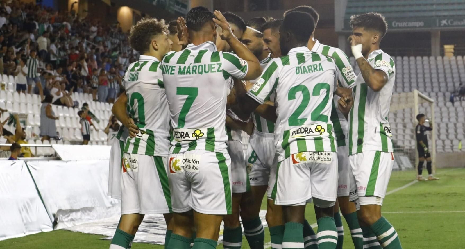 Los jugadores del Córdoba CF celebran su primer gol al Recreativo Granada. Los jugadores del Córdoba CF celebran su primer gol al Recreativo Granada.
