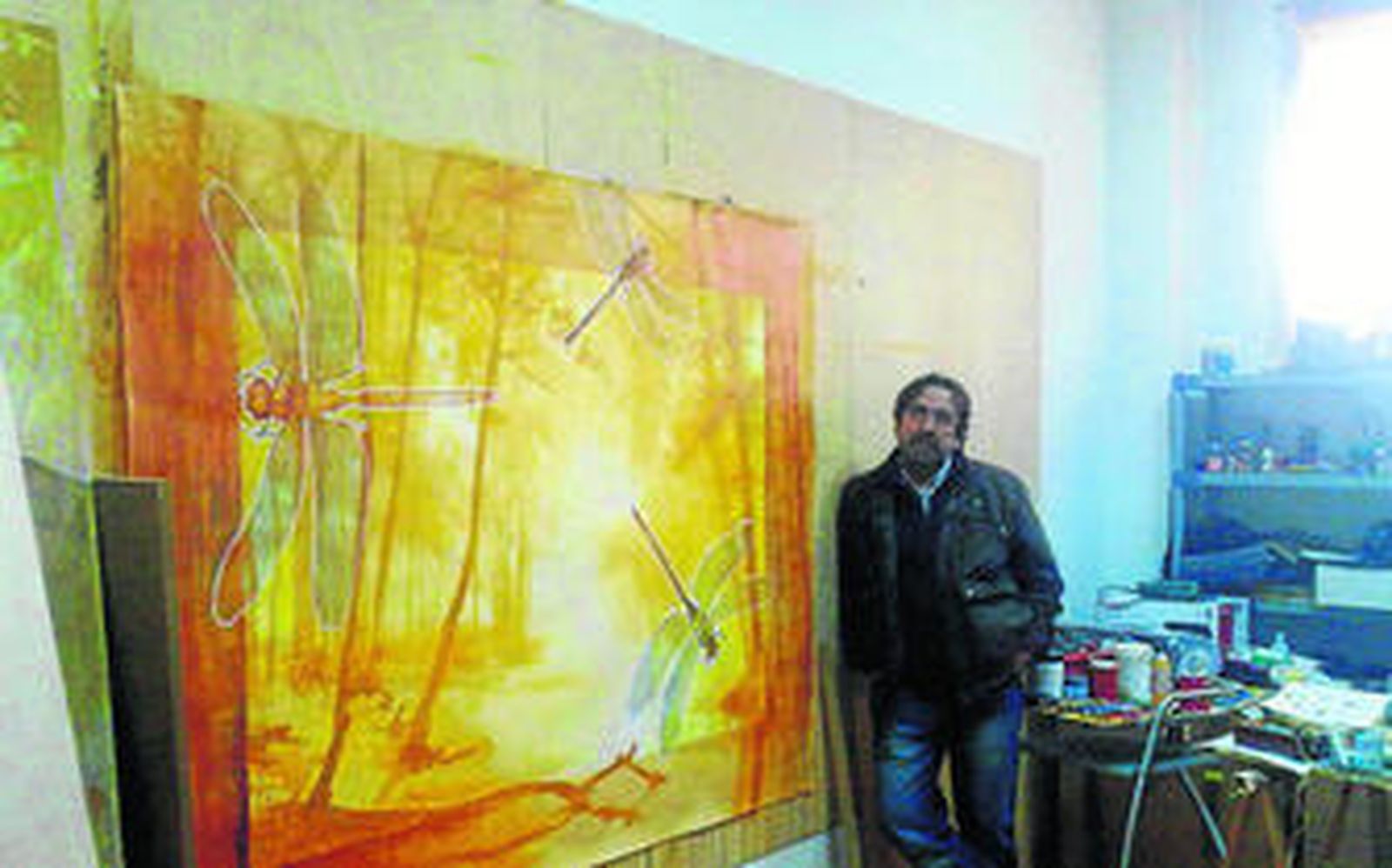 Imagen de Pepe Barroso en su estudio con una de sus obras.