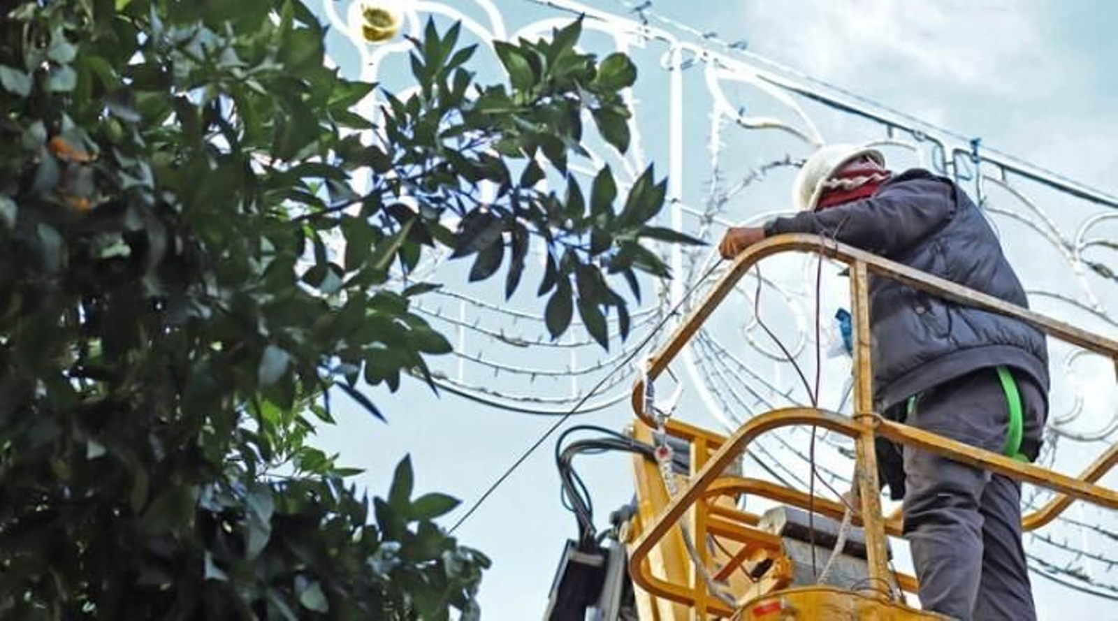 Un trabajador de la empresa responsable del alumbrado navideño durante su instalación en noviembre en una calle del centro.