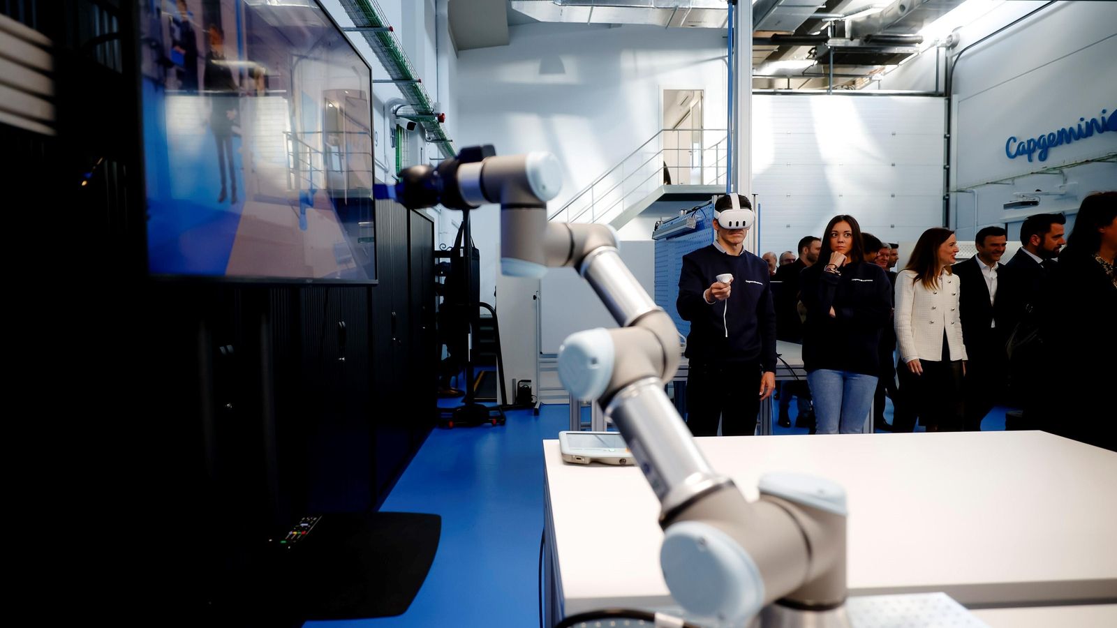 Una imagen del Laboratorio de Industria Inteligente de Capgemini, con un brazo robótico en primer término.
