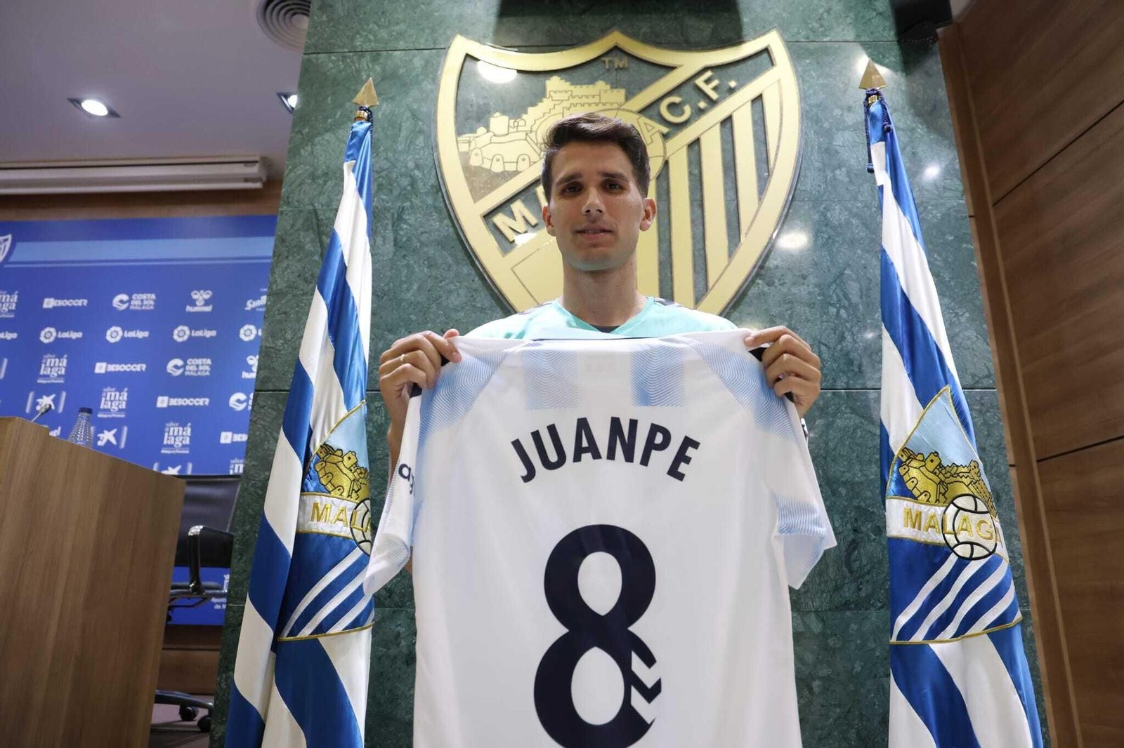 Juanpe posa en su presentación