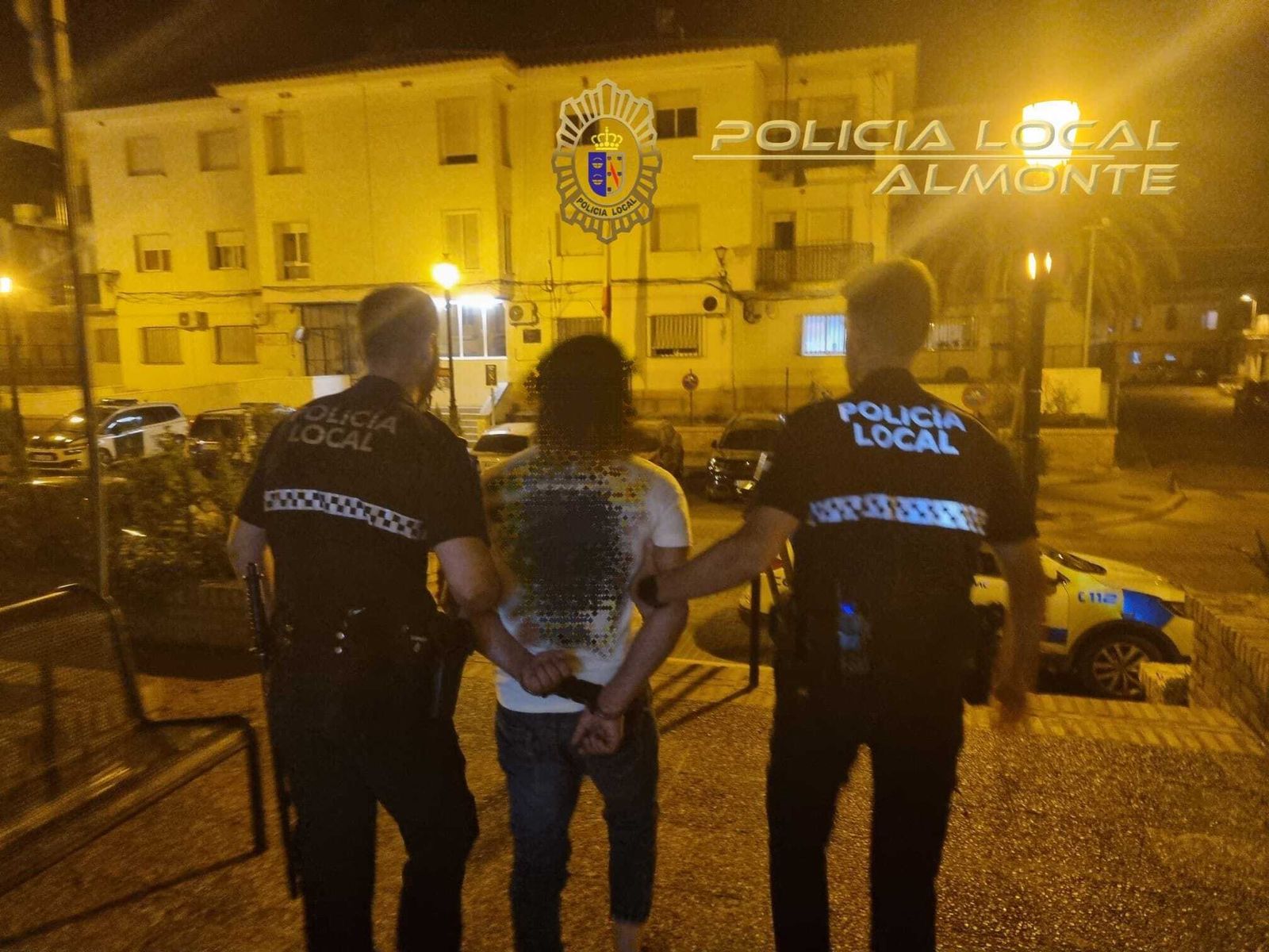 Momento en el que la policía local detiene al sospechoso.