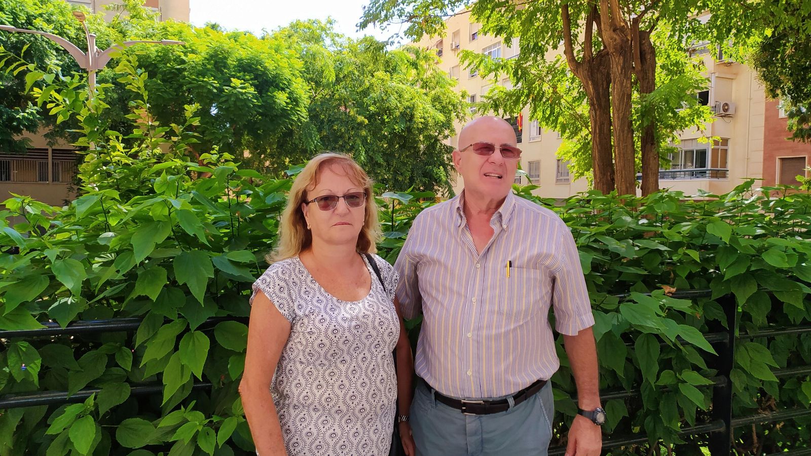 Mari Ángeles y Juan Manuel, una pareja de jubilados que ha decidido aparcar el coche y utilizar más el autobús para ahorrar.