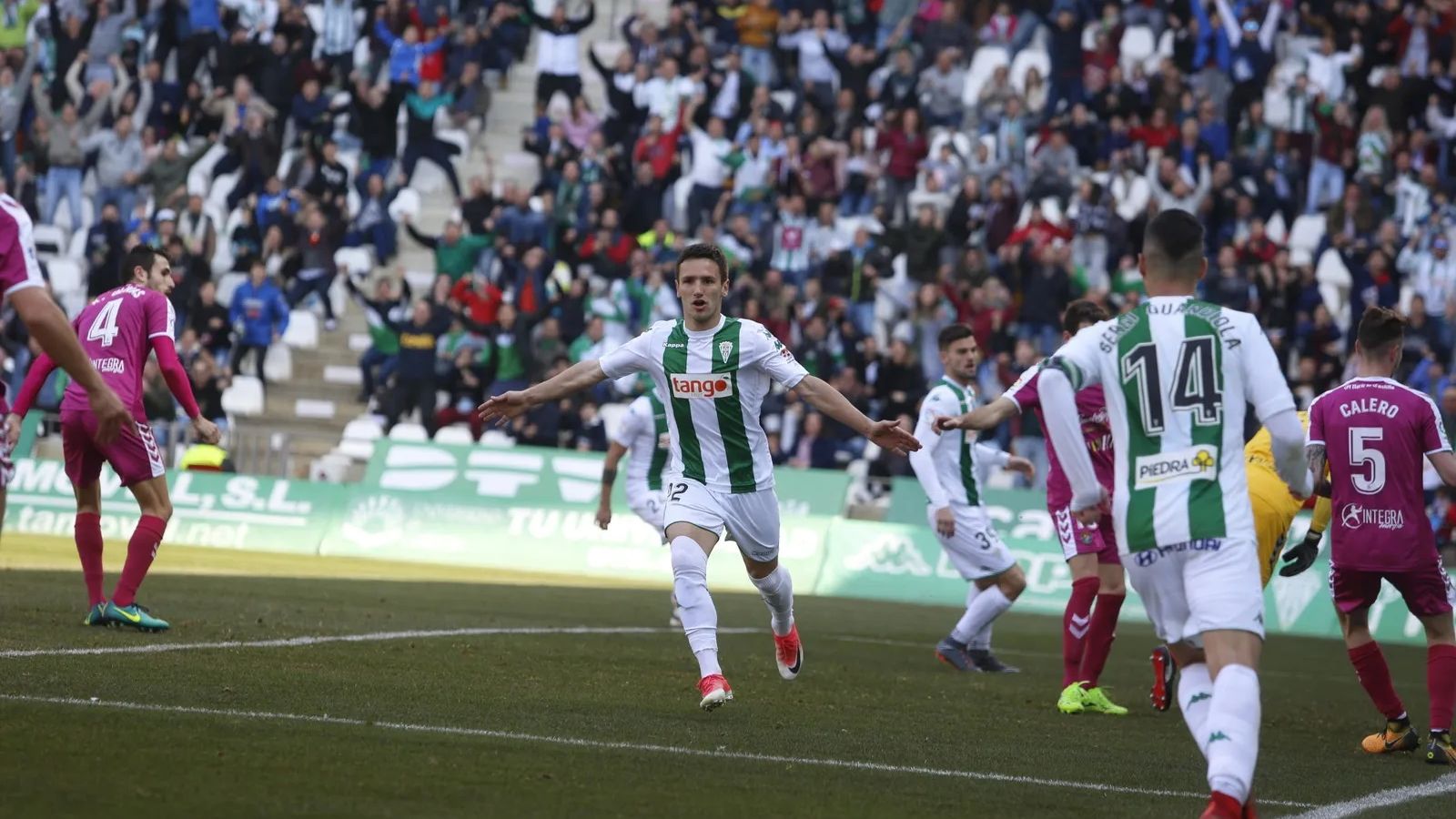 Jovanovic, en presencia de Sergi Guardiola, celebra su gol al Valladolid en el triunfo del CCF de 2018.
