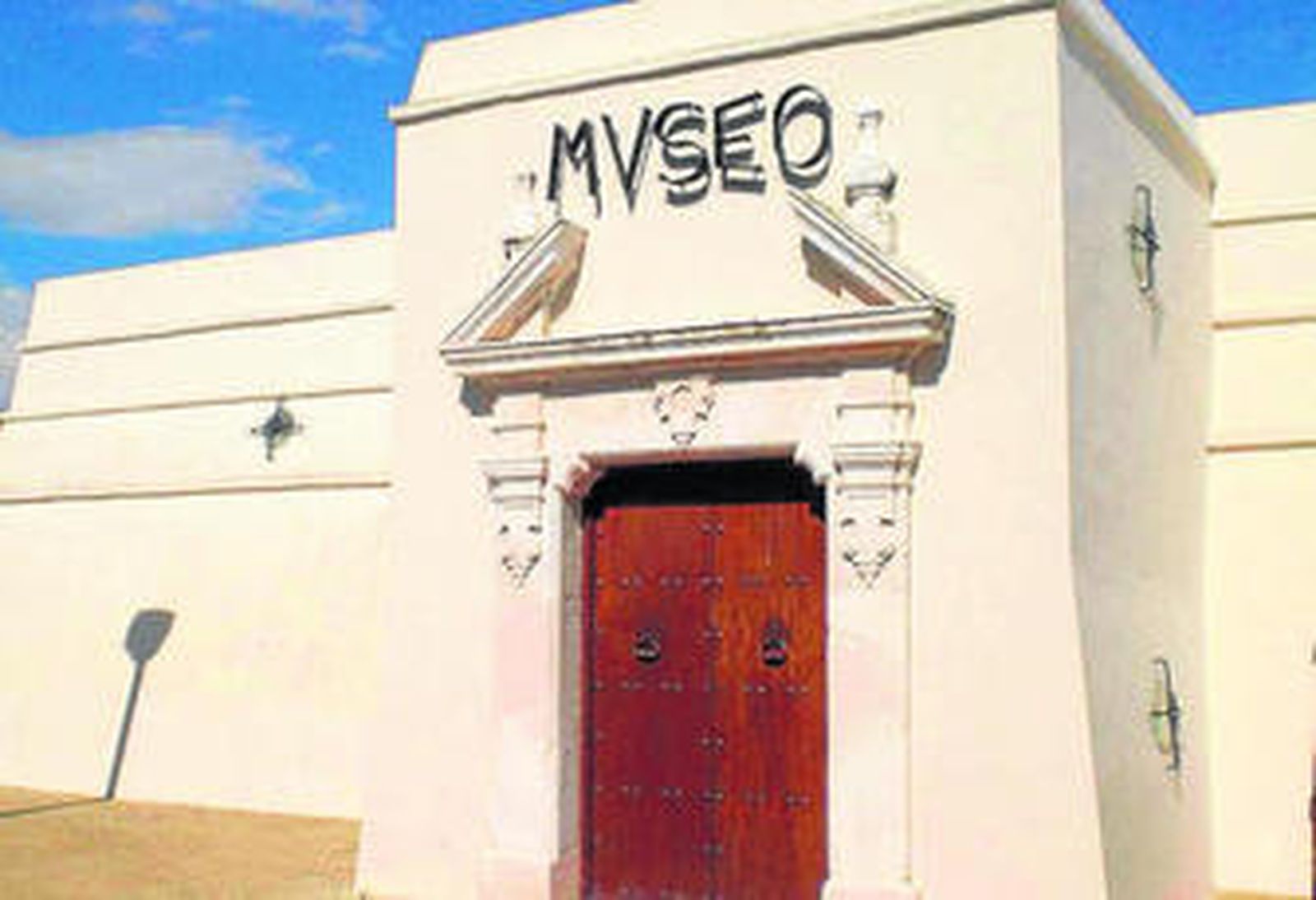 1. En la imagen, la fachada exterior del Museo Arqueológico de Herrera. 2. Detalle del interior del museo. 3. Vista general del exterior de la Villa Romana.