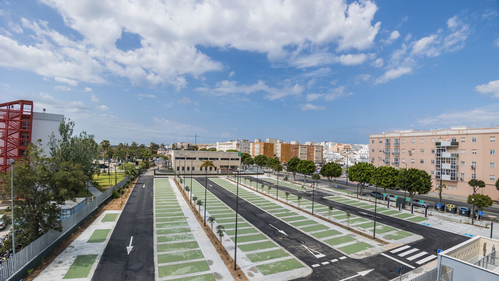 Aparcamiento táctico abierto en mayo en la avenida San Juan Bosco, en parte de la parcela en la que hace 20 años se proyectaban los Juzgados.