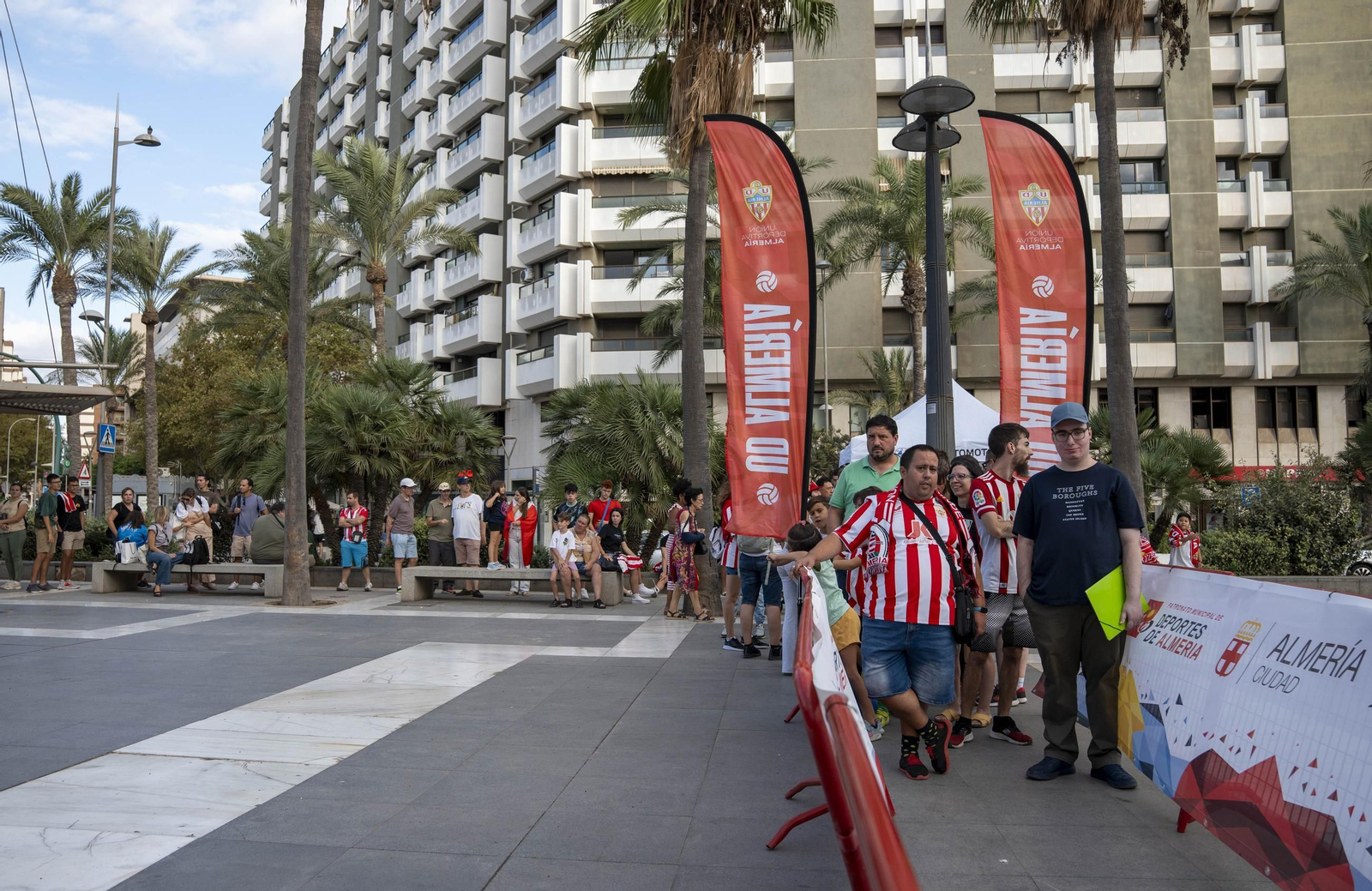 Los jugadores de la UDA Thalys y Andrés firman autógrafos