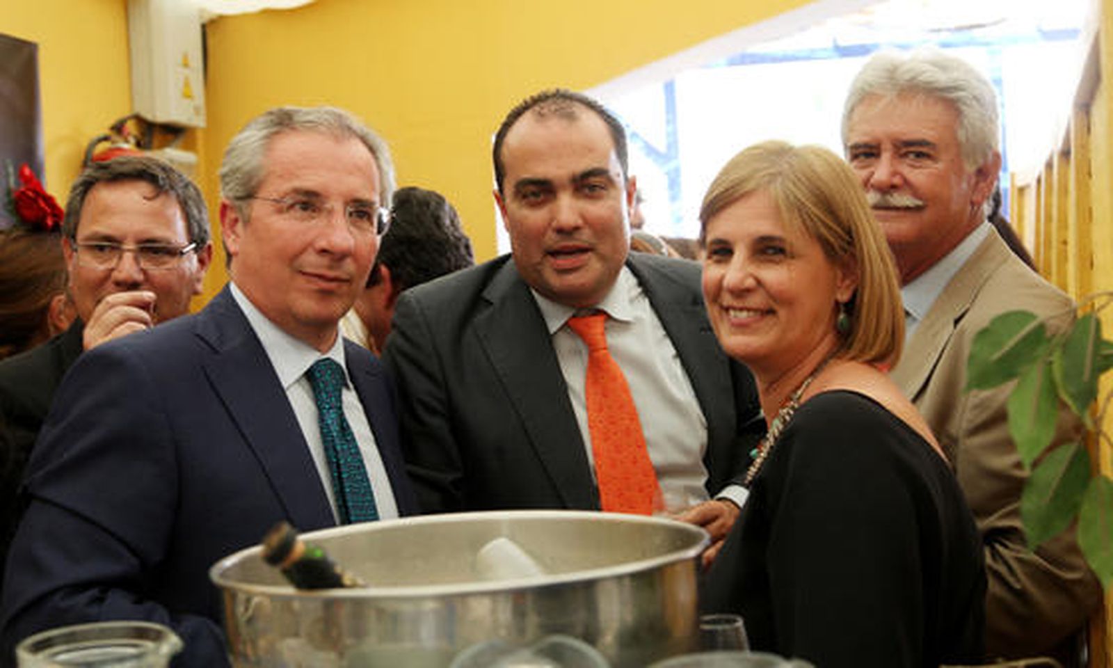 La alcaldesa sonríe en un momento de su estancia en la caseta de Diario de Jerez con Javier de Torre, David Fernández y Aurelio Sánchez. 

Foto: Vanesa Lobo