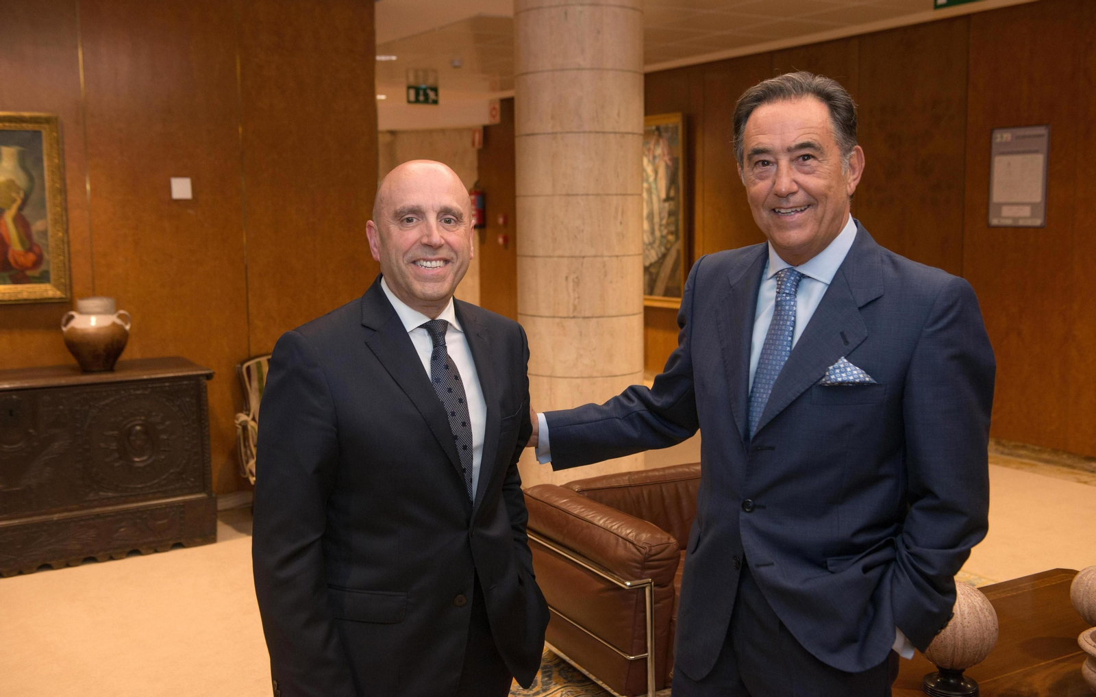 El presidente de Caajsur, Miguel Ángel Cabello (derecha), da la bienvenida a Barrena.