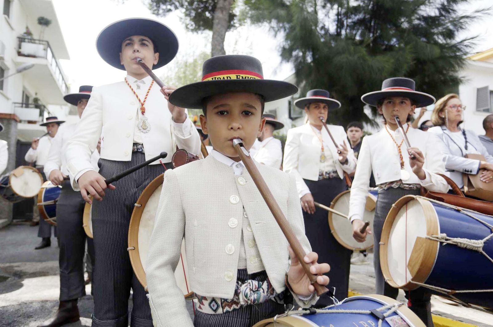 El Rocío 2023: Imágenes de la Hermandad de Emigrantes en su salida de Huelva
