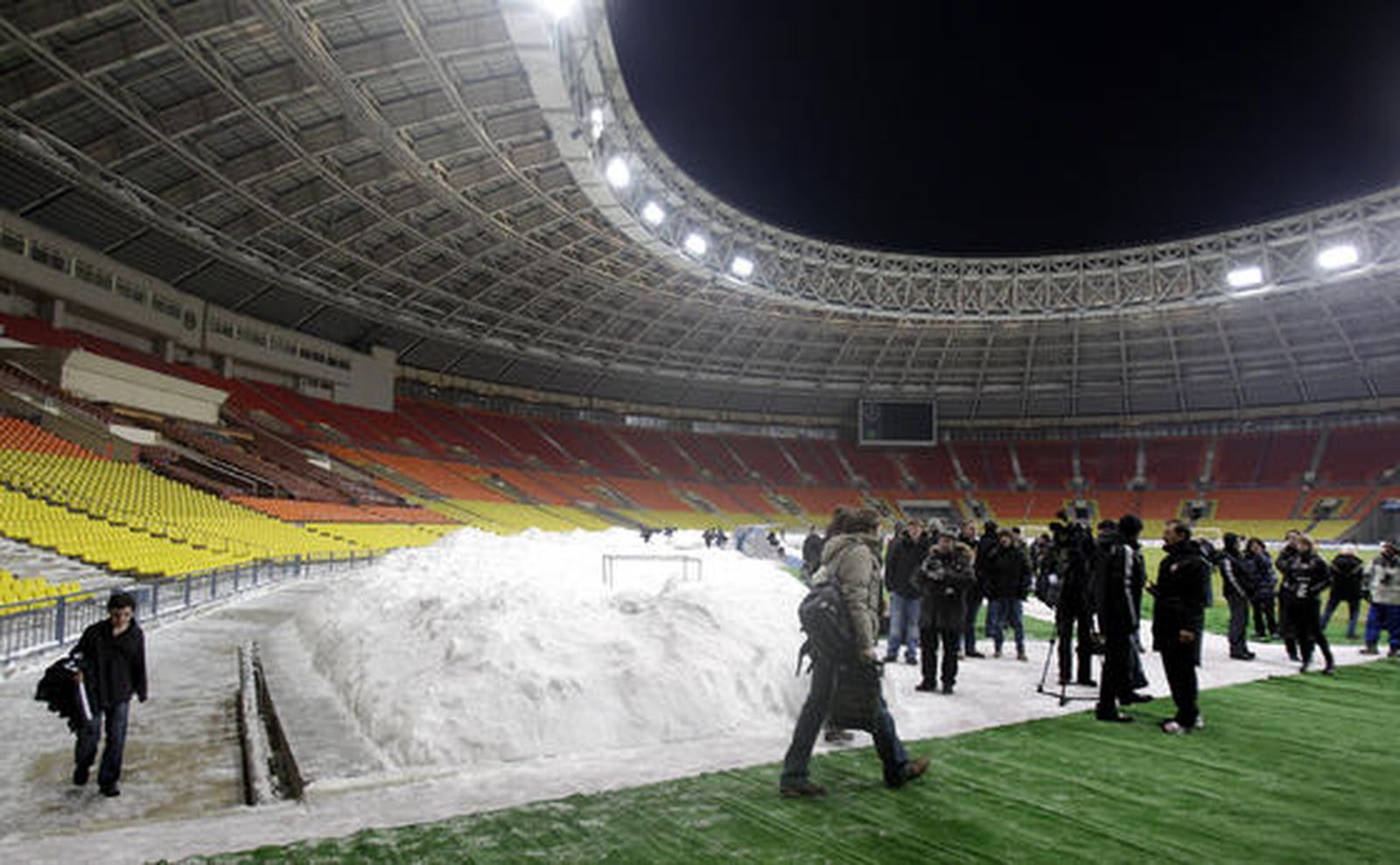 Los periodistas se concentran en torno a la nieve acumulada en el estadio. 

Foto: Antonio Pizarro