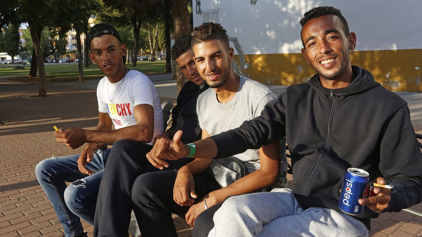 Essmail, Mohamed, Abdeslam y Miloudi, en un banco de Alcalá.